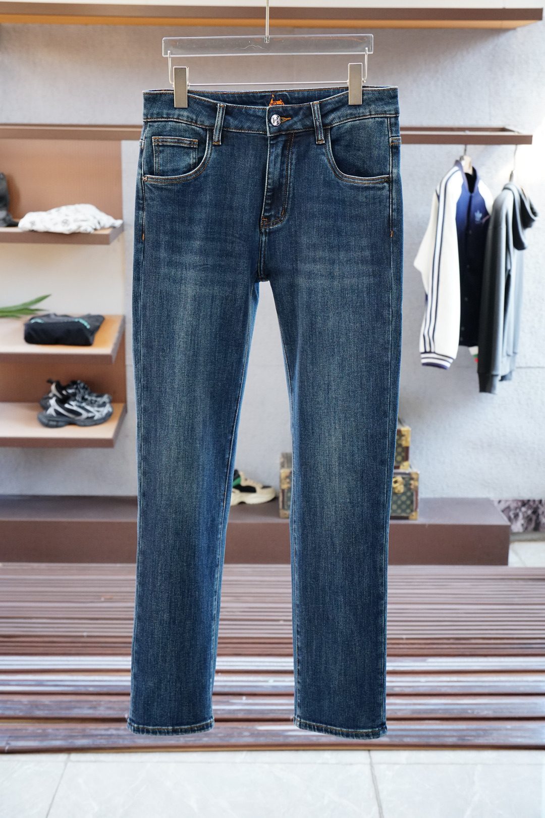 NO:571638,Hermes, the new style of casual pants and jeans for early autumn is coming, high-end customized series. Imported high-density pure cotton with sand washing process is comfortable, soft and skin-friendly, straight and not easy to wrinkle, simple and clear, super versatile upper body effect, super fashionable and versatile, straight and stylish, a wardrobe must-have!  Suitable for any occasion 30-38 next day pickup no,,hermes,hermes,jeans,alexander wang19860909Hermes 爱马仕,新款来袭早秋新款新款休闲裤牛仔裤,高端定制系列.进口高密度纯棉加沙洗工艺舒适柔软亲肤,笔挺不易起皱,简单明了,超级百搭上身效果超级棒时尚百搭,笔挺有型,衣橱必备！适合任何场合穿着 30-38隔天取货无,,hermes,hermes,jeans,alexander wang,Men's clothing