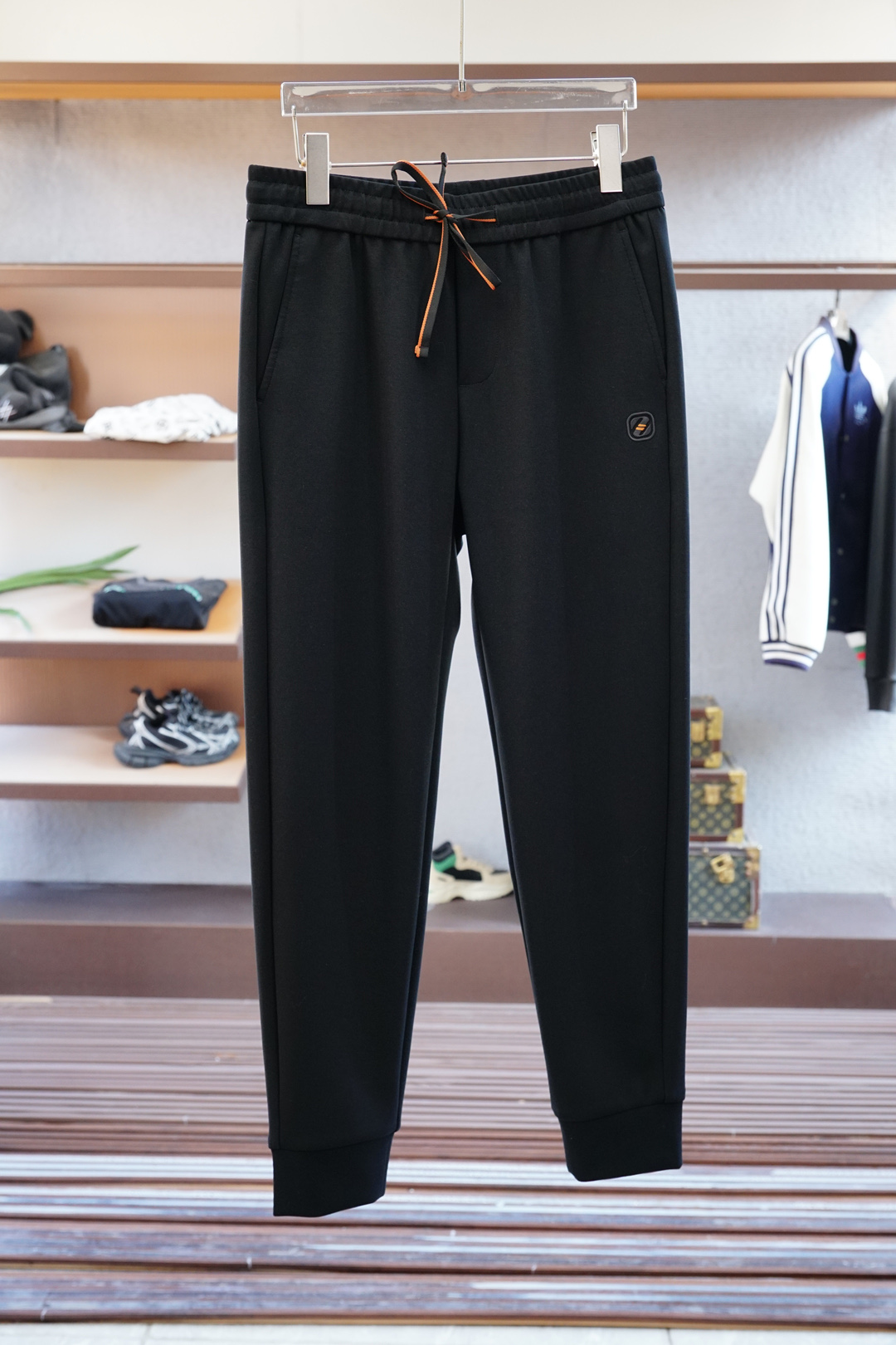 NO:550627,Jenia/ 2025 summer men's casual pants, fine cotton and spandex fabric casual pants, the latest top-body style is invincible!  This pants are very versatile, elastic waist, and can be worn for daily work. They are the perfect combination of fashionable and casual and outdoor sports, so whether you wear them normally or outdoors, they are your best choice. Extreme comfort and quick sweating are the most popular key points, improving the comfort of wearing and suitable for aerobics and trail running conditions. This style is a jogging casual pants with an extremely wide range of applications, allowing you to naturally maintain a love for sports in summer, or you can wear them in casual life. Size M-3XL, color black beige, zegna, alexander wang19860909杰尼亚/ 2025 夏款男士休闲裤 细棉加氨纶面料休闲裤,最新款上身版型无敌正！ 绝对可以闭眼收的一款 此款裤子非常百搭,弹力腰围,日常上班 户外运动都可以穿着,是时尚休闲与户外运动的完美结合,所以无论您平时穿或者户外穿都是您的最佳选择. 极致舒适和快速排汗是备受青睐的重点,提升穿着舒适度,适合有氧运动和越野跑条件下穿着,此款是一件适用范围极其广泛的跑步休闲裤,让你在夏天自然可以保持对运动热爱,也可以在休闲生活中穿着 尺码M-3XL, 颜色黑色米色,,zegna,alexander wang,Men's clothing