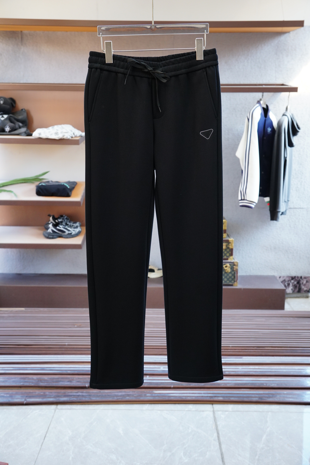 NO:550630,Prada, 2025 summer men's casual pants, fine cotton and spandex fabric casual pants, the latest upper body style is invincible!  This pants are very versatile, elastic waist, and can be worn for daily work. They are the perfect combination of fashionable and casual and outdoor sports, so whether you wear them normally or outdoors, they are your best choice. Extreme comfort and quick sweating are the most popular key points, improving the comfort of wearing and suitable for aerobics and trail running conditions. This style is a running casual pants with an extremely wide range of applications, allowing you to naturally maintain a love for sports in summer, or you can wear them in casual life. Size M-3XL, black color, prada, prada, alexander wang19860909Prada 普拉达, 2025 夏款男士休闲裤 细棉加氨纶面料休闲裤,最新款上身版型无敌正！ 绝对可以闭眼收的一款 此款裤子非常百搭,弹力腰围,日常上班 户外运动都可以穿着,是时尚休闲与户外运动的完美结合,所以无论您平时穿或者户外穿都是您的最佳选择. 极致舒适和快速排汗是备受青睐的重点,提升穿着舒适度,适合有氧运动和越野跑条件下穿着,此款是一件适用范围极其广泛的跑步休闲裤,让你在夏天自然可以保持对运动热爱,也可以在休闲生活中穿着 尺码M-3XL, 颜色黑色,,prada,prada,alexander wang,Men's clothing