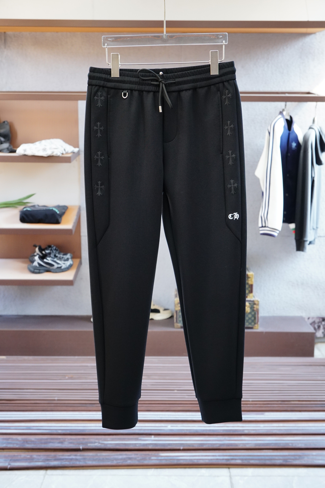 NO:550633,Croxin- 2025 autumn men's casual pants, fine cotton and spandex fabric casual pants, the latest upper body style is invincible!  This pants are very versatile, elastic waist, and can be worn for daily work. They are the perfect combination of fashionable and casual and outdoor sports, so whether you wear them normally or outdoors, they are your best choice. Extreme comfort and quick sweating are the most popular key points, improving the comfort of wearing and suitable for aerobics and trail running conditions. This style is a running casual pants with an extremely wide range of applications, allowing you to naturally maintain a love for sports in summer, or you can wear them in casual life. Size M-3XL, black color, chrome hearts, alexander wang19860909克罗心- 2025 秋款男士休闲裤 细棉加氨纶面料休闲裤,最新款上身版型无敌正！ 绝对可以闭眼收的一款 此款裤子非常百搭,弹力腰围,日常上班 户外运动都可以穿着,是时尚休闲与户外运动的完美结合,所以无论您平时穿或者户外穿都是您的最佳选择. 极致舒适和快速排汗是备受青睐的重点,提升穿着舒适度,适合有氧运动和越野跑条件下穿着,此款是一件适用范围极其广泛的跑步休闲裤,让你在夏天自然可以保持对运动热爱,也可以在休闲生活中穿着 尺码M-3XL, 颜色黑色,,chrome hearts,alexander wang,Men's clothing