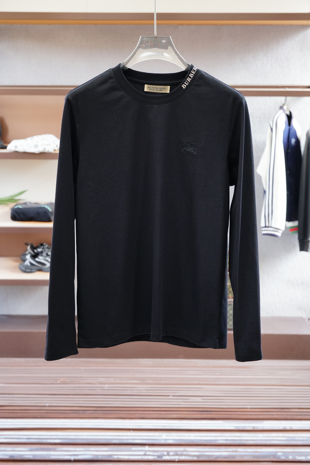 
BBR 巴宝莉 2025秋冬新品，男士胸前经典CCLOGO刺绣基础款圆领长袖T恤打底衫！贸易公司渠道稀