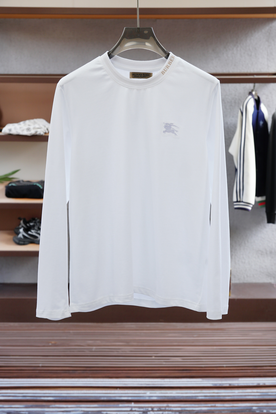 
BBR 巴宝莉 2025秋冬新品，男士胸前经典CCLOGO刺绣基础款圆领长袖T恤打底衫！贸易公司渠道稀