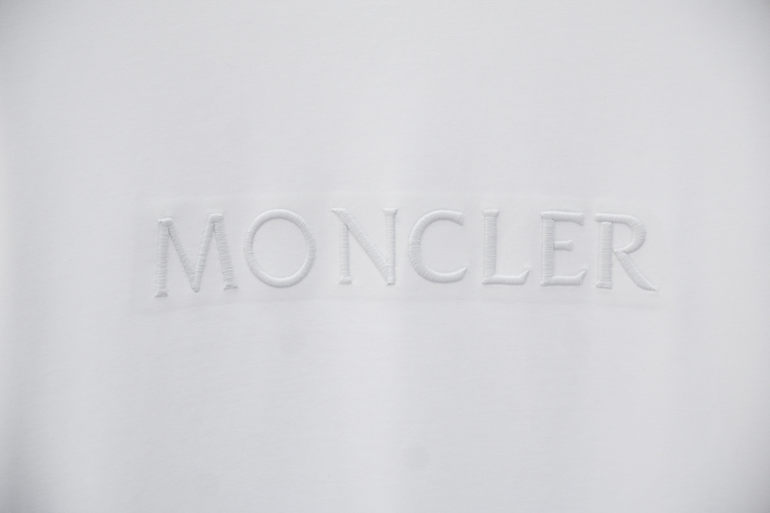 
蒙口-2025秋冬新品，男士胸前经典LOGO刺绣基础款圆领长袖T恤打底衫！贸易公司渠道稀出，同步GW发