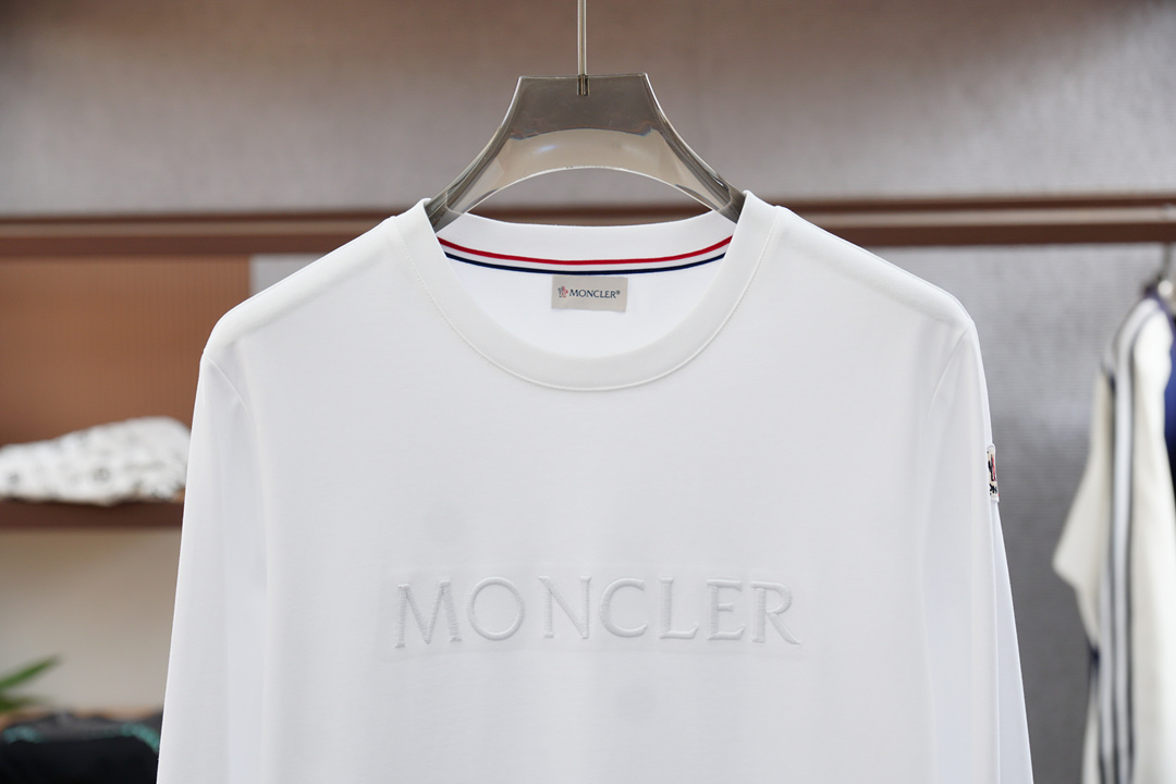 
蒙口-2025秋冬新品，男士胸前经典LOGO刺绣基础款圆领长袖T恤打底衫！贸易公司渠道稀出，同步GW发