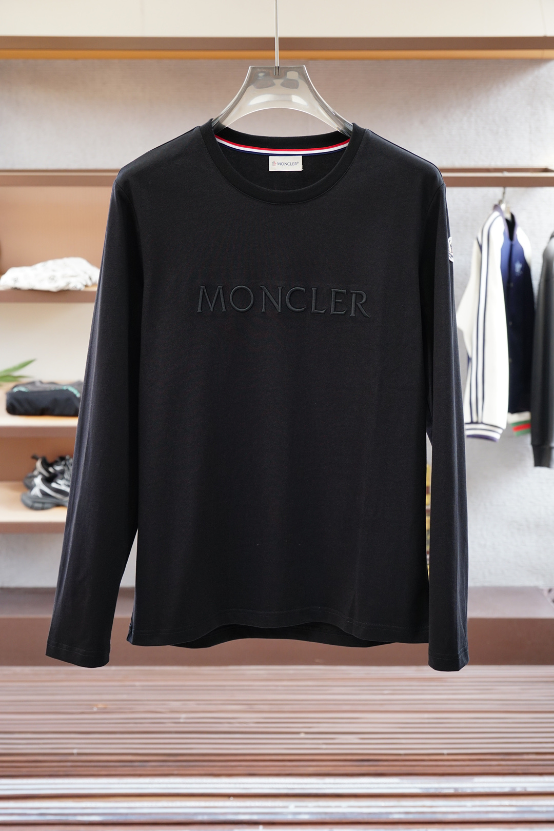 
蒙口-2025秋冬新品，男士胸前经典LOGO刺绣基础款圆领长袖T恤打底衫！贸易公司渠道稀出，同步GW发