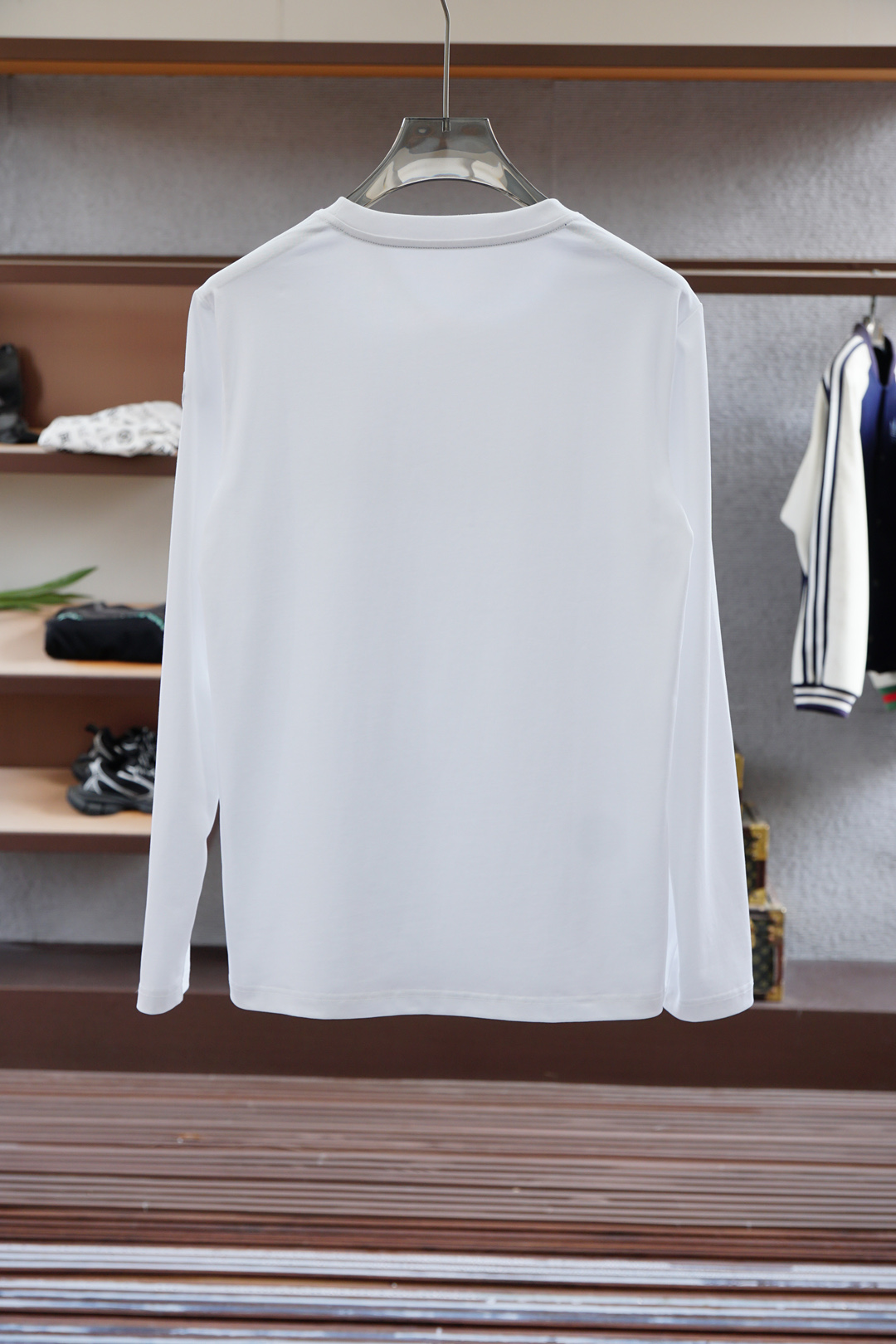 
蒙口-2025秋冬新品，男士胸前经典LOGO刺绣基础款圆领长袖T恤打底衫！贸易公司渠道稀出，同步GW发