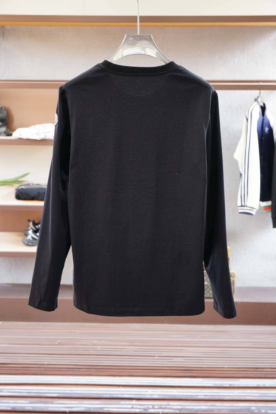 
蒙口-2025秋冬新品，男士胸前经典LOGO刺绣基础款圆领长袖T恤打底衫！贸易公司渠道稀出，同步GW发