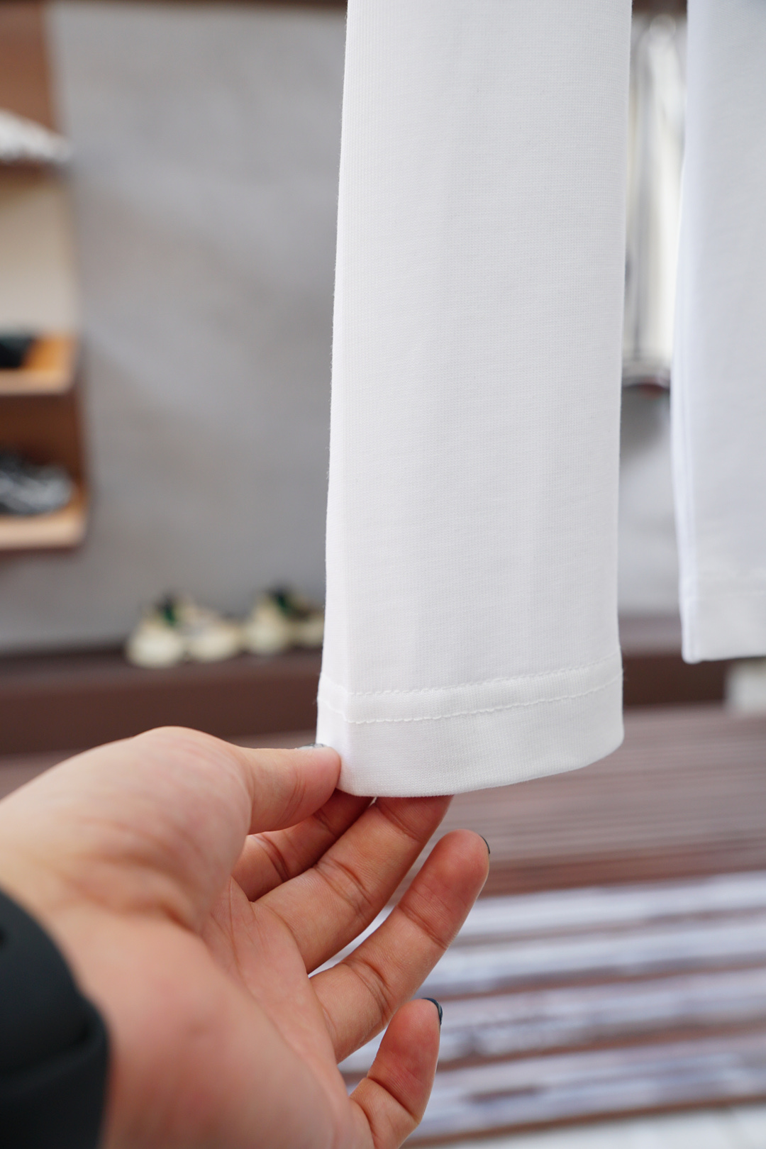 
蒙口-2025秋冬新品，男士胸前经典LOGO刺绣基础款圆领长袖T恤打底衫！贸易公司渠道稀出，同步GW发