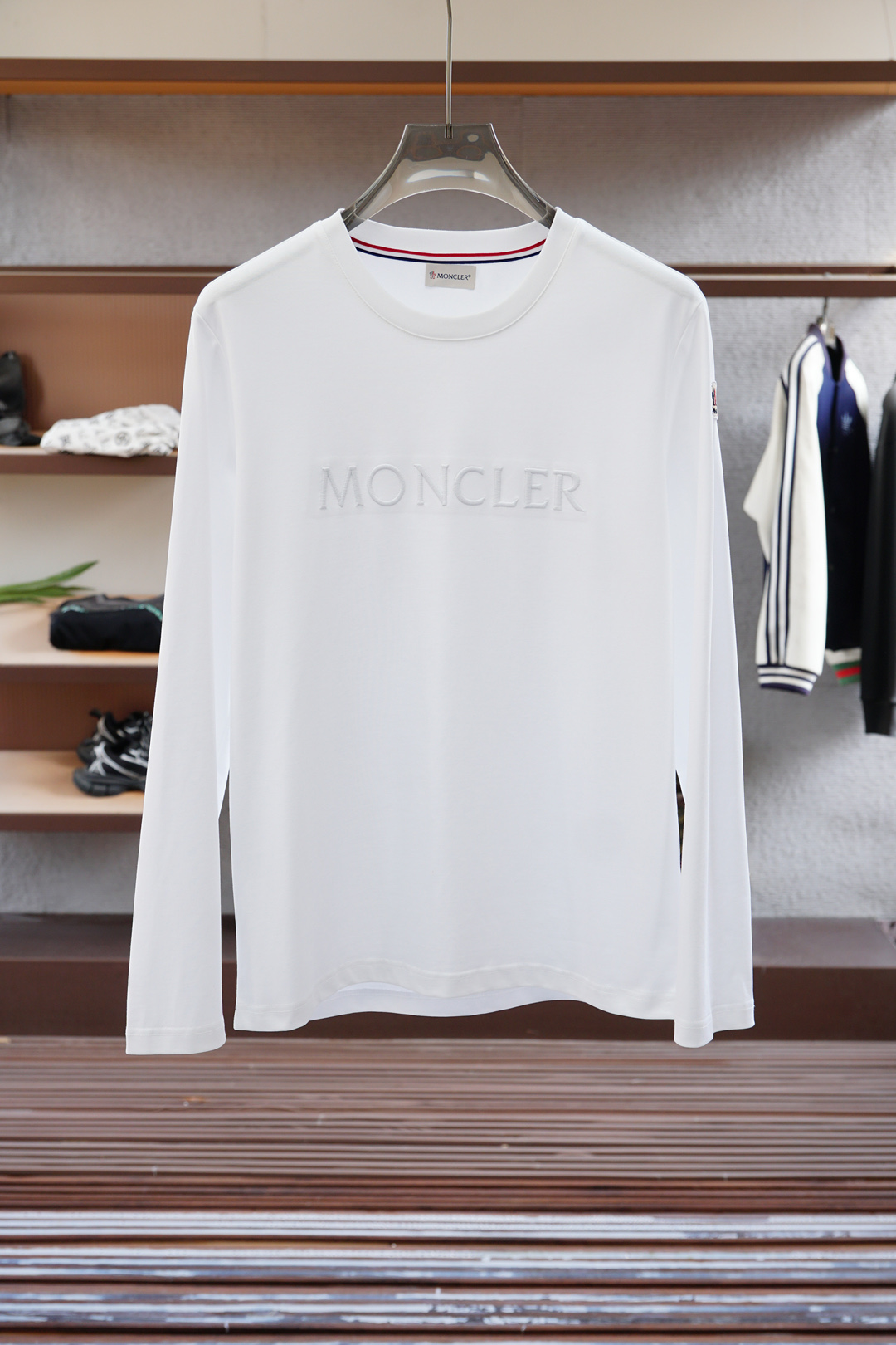 
蒙口-2025秋冬新品，男士胸前经典LOGO刺绣基础款圆领长袖T恤打底衫！贸易公司渠道稀出，同步GW发