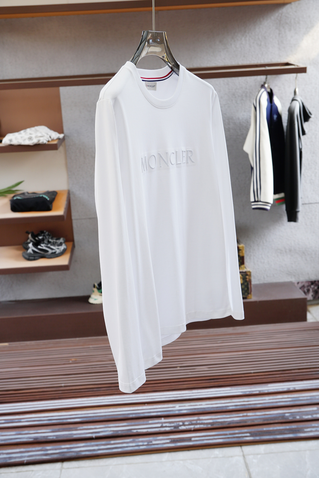 
蒙口-2025秋冬新品，男士胸前经典LOGO刺绣基础款圆领长袖T恤打底衫！贸易公司渠道稀出，同步GW发