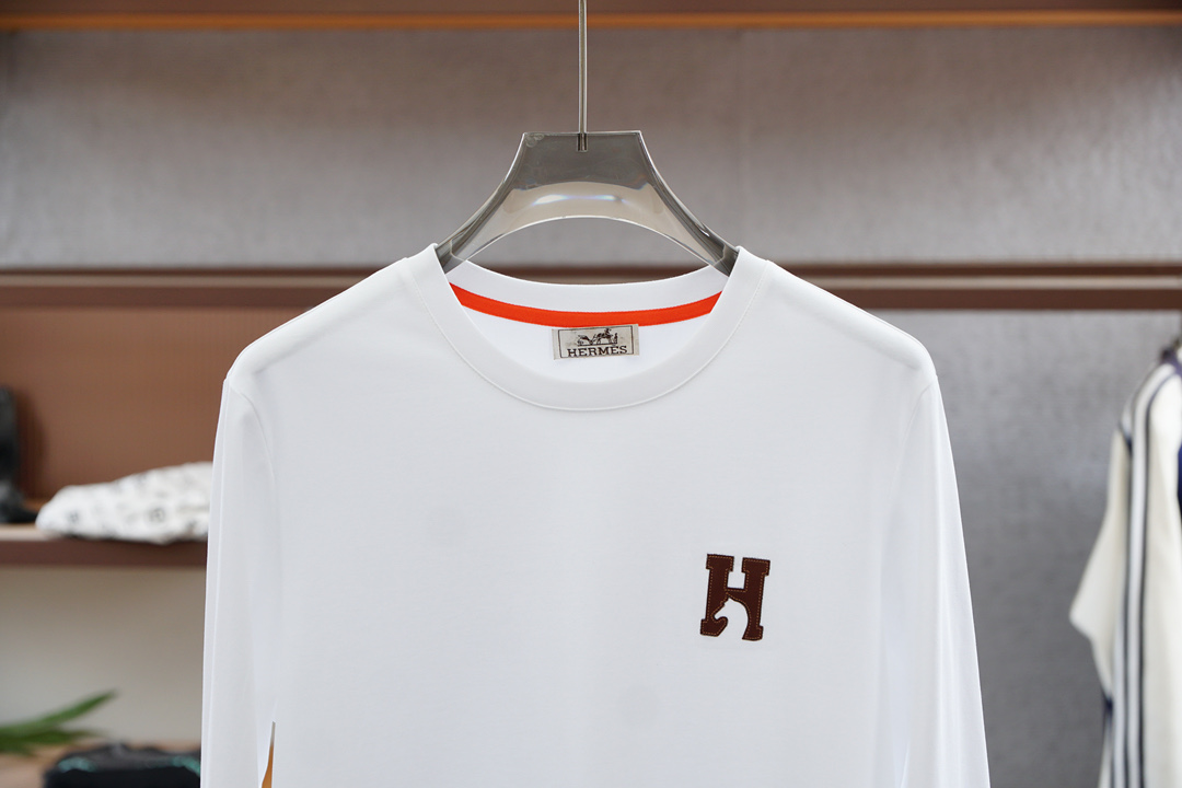 
Hermes 爱马仕/2025秋冬新品，男士胸前经典LOGO刺绣基础款圆领长袖T恤打底衫！贸易公司渠道