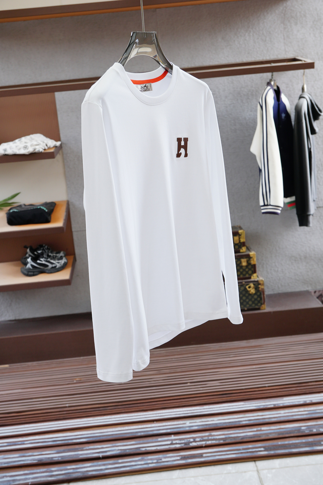 
Hermes 爱马仕/2025秋冬新品，男士胸前经典LOGO刺绣基础款圆领长袖T恤打底衫！贸易公司渠道