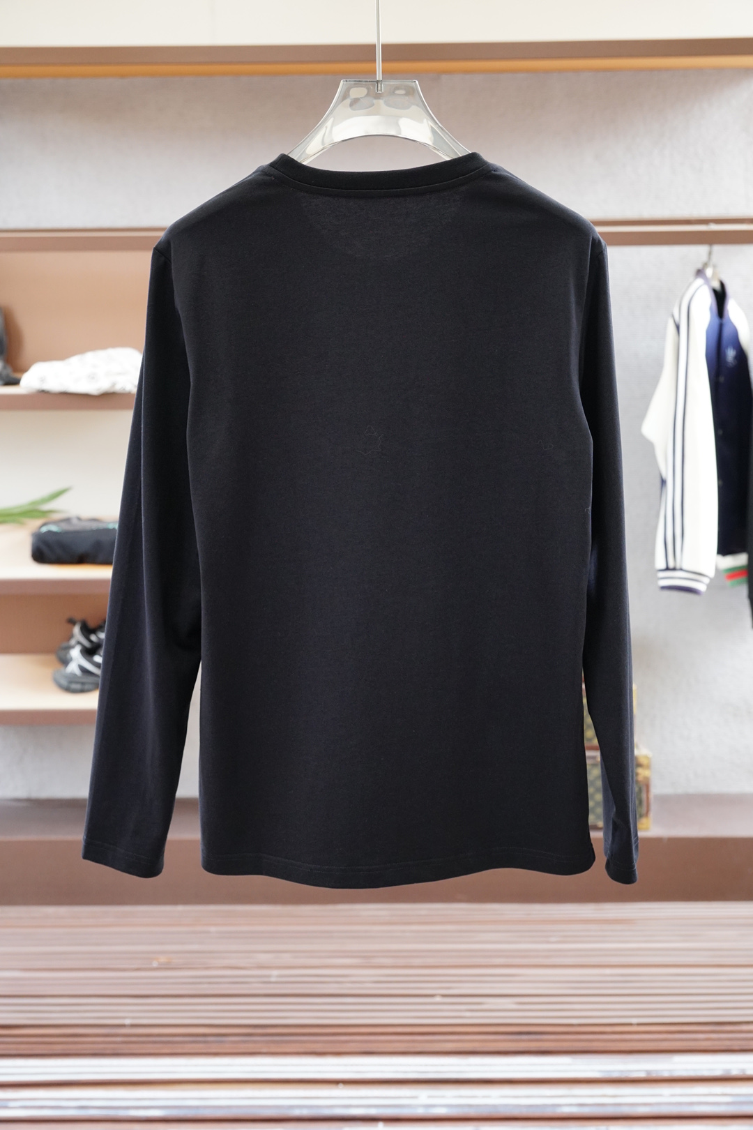 
Hermes 爱马仕/2025秋冬新品，男士胸前经典LOGO刺绣基础款圆领长袖T恤打底衫！贸易公司渠道