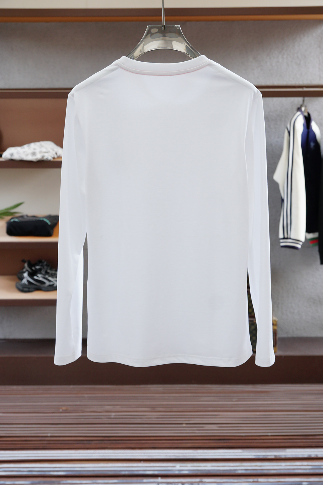 
Hermes 爱马仕/2025秋冬新品，男士胸前经典LOGO刺绣基础款圆领长袖T恤打底衫！贸易公司渠道