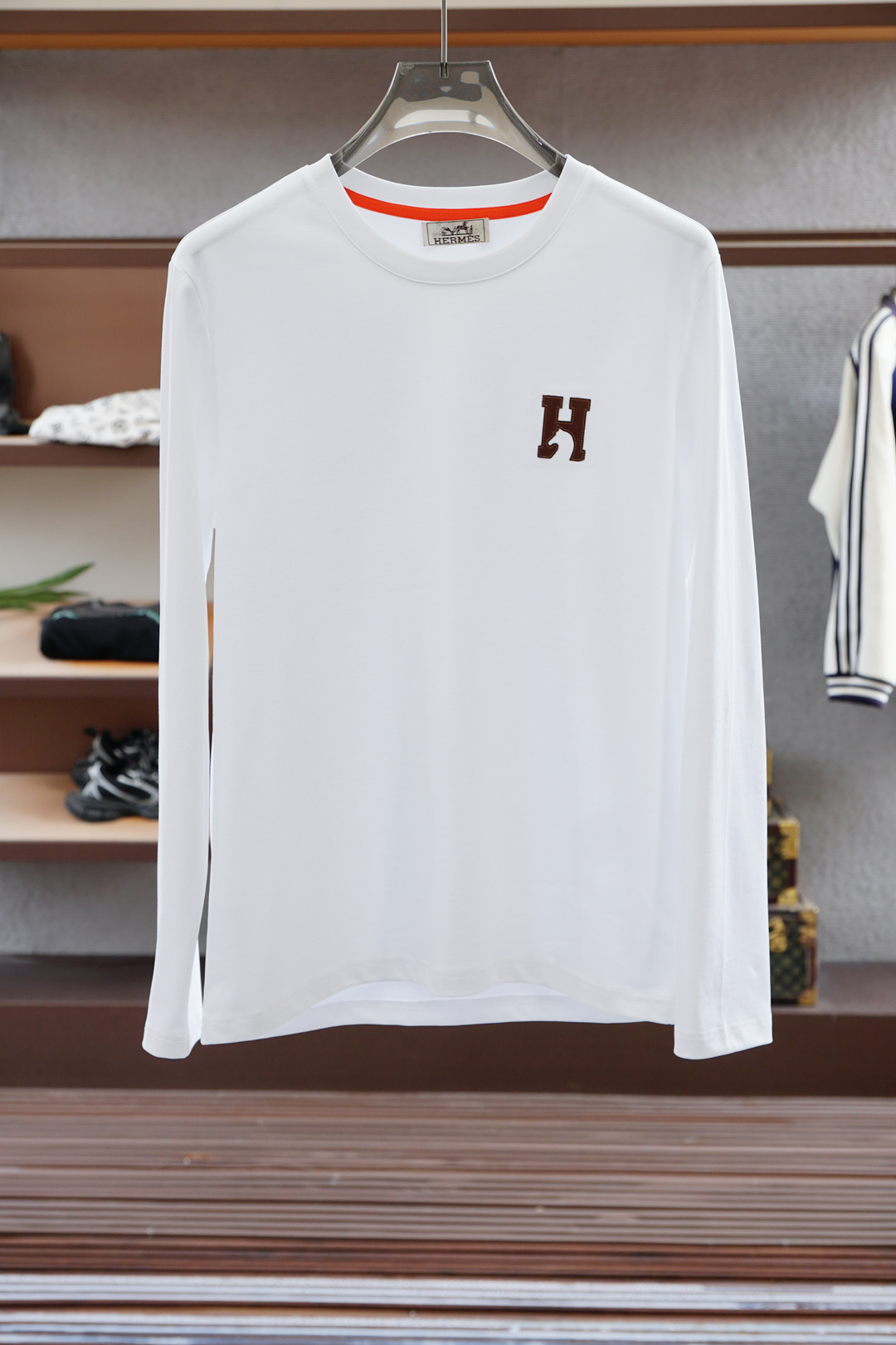 
Hermes 爱马仕/2025秋冬新品，男士胸前经典LOGO刺绣基础款圆领长袖T恤打底衫！贸易公司渠道