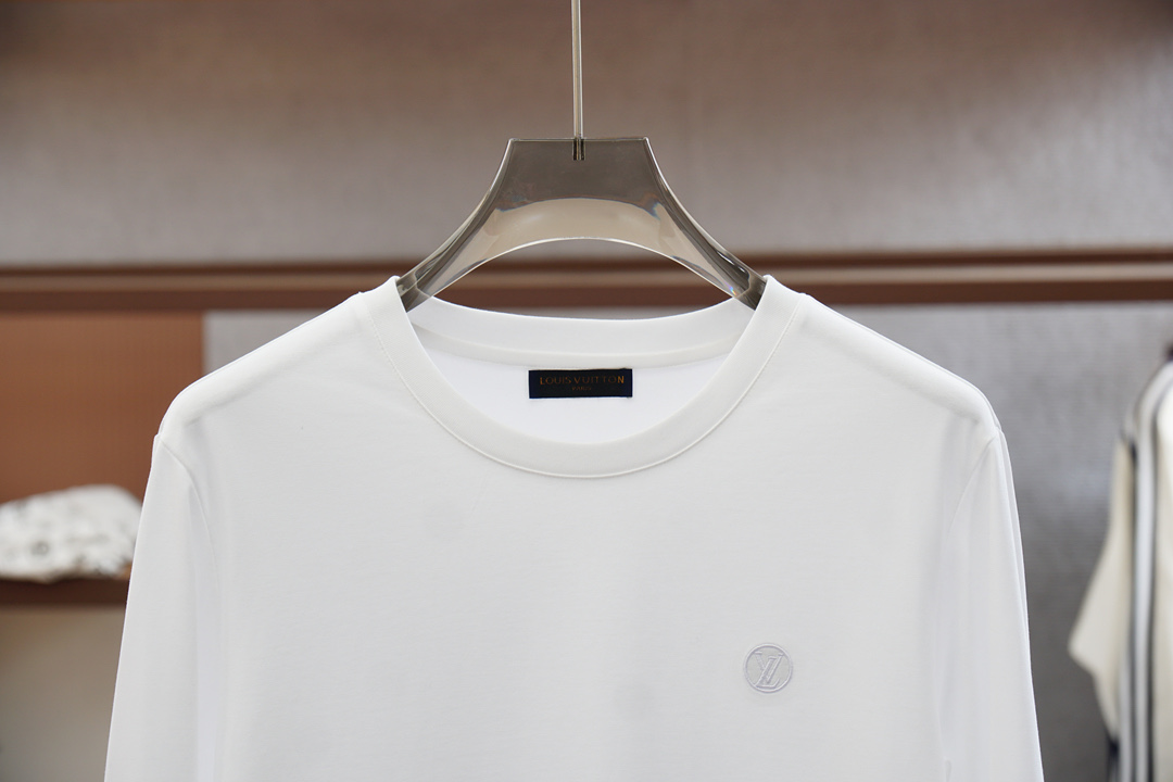 
LV 路意威登/2025秋冬新品，男士胸前经典CCLOGO刺绣基础款圆领长袖T恤打底衫！贸易公司渠道稀