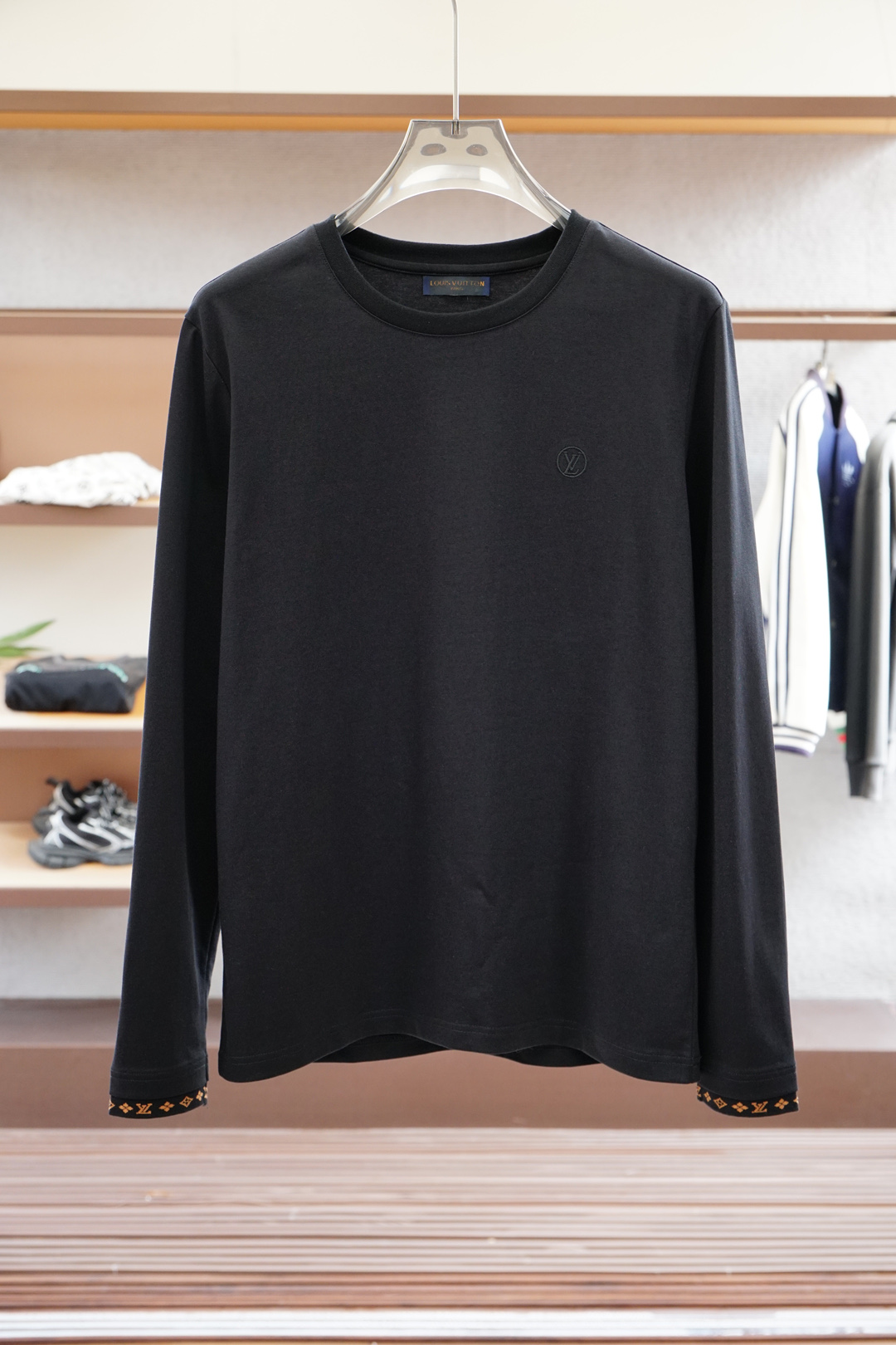 
LV 路意威登/2025秋冬新品，男士胸前经典CCLOGO刺绣基础款圆领长袖T恤打底衫！贸易公司渠道稀