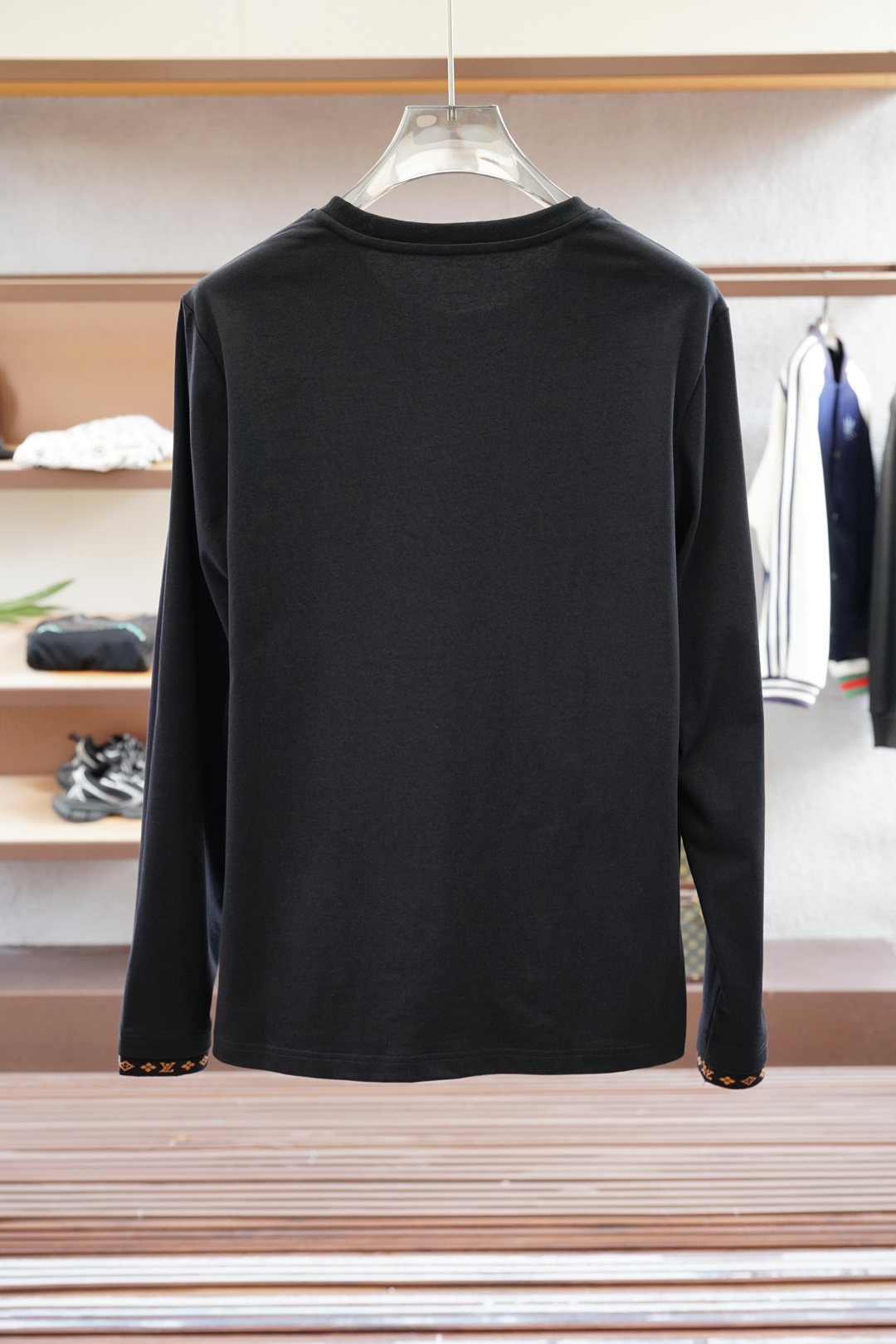 
LV 路意威登/2025秋冬新品，男士胸前经典CCLOGO刺绣基础款圆领长袖T恤打底衫！贸易公司渠道稀