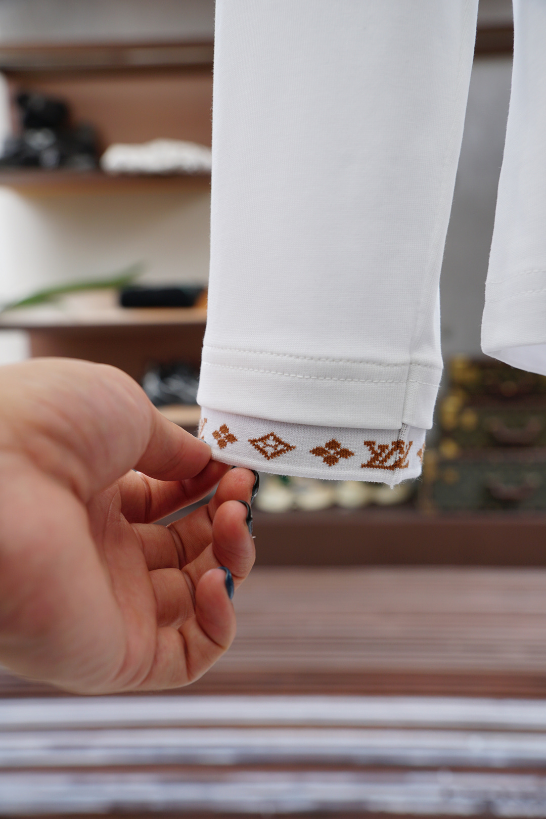 
LV 路意威登/2025秋冬新品，男士胸前经典CCLOGO刺绣基础款圆领长袖T恤打底衫！贸易公司渠道稀