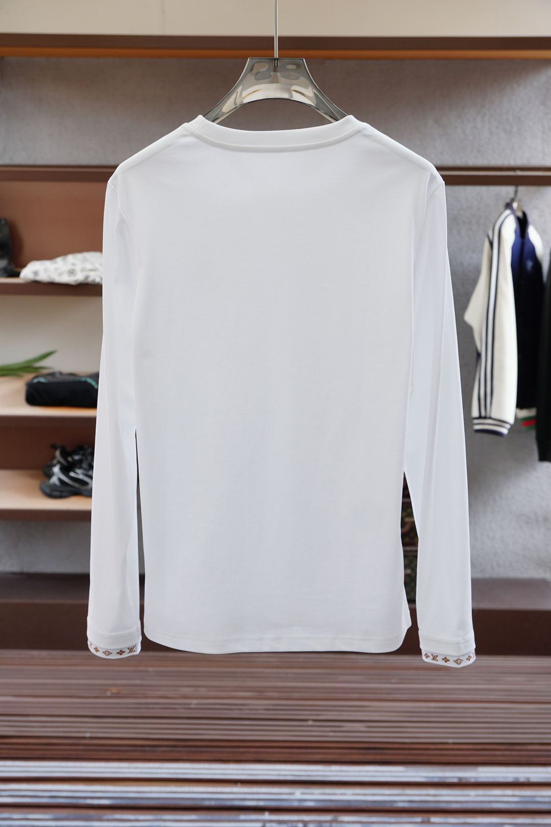 
LV 路意威登/2025秋冬新品，男士胸前经典CCLOGO刺绣基础款圆领长袖T恤打底衫！贸易公司渠道稀