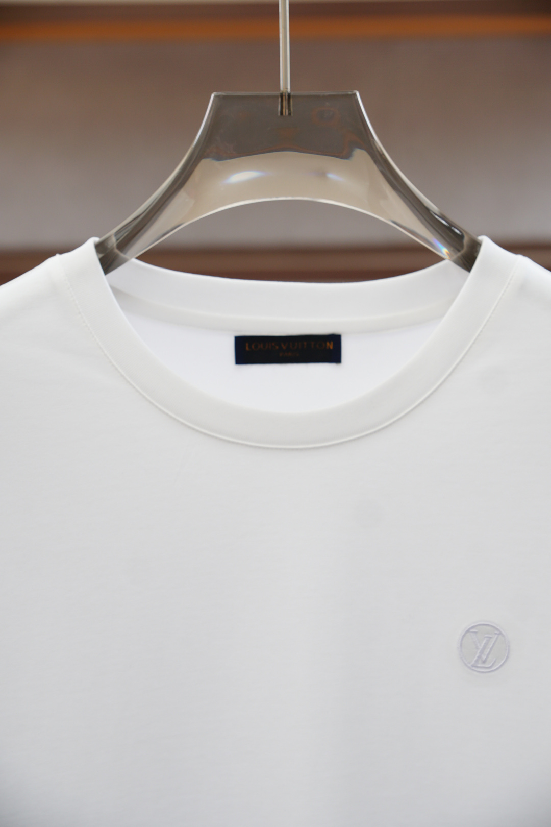 
LV 路意威登/2025秋冬新品，男士胸前经典CCLOGO刺绣基础款圆领长袖T恤打底衫！贸易公司渠道稀