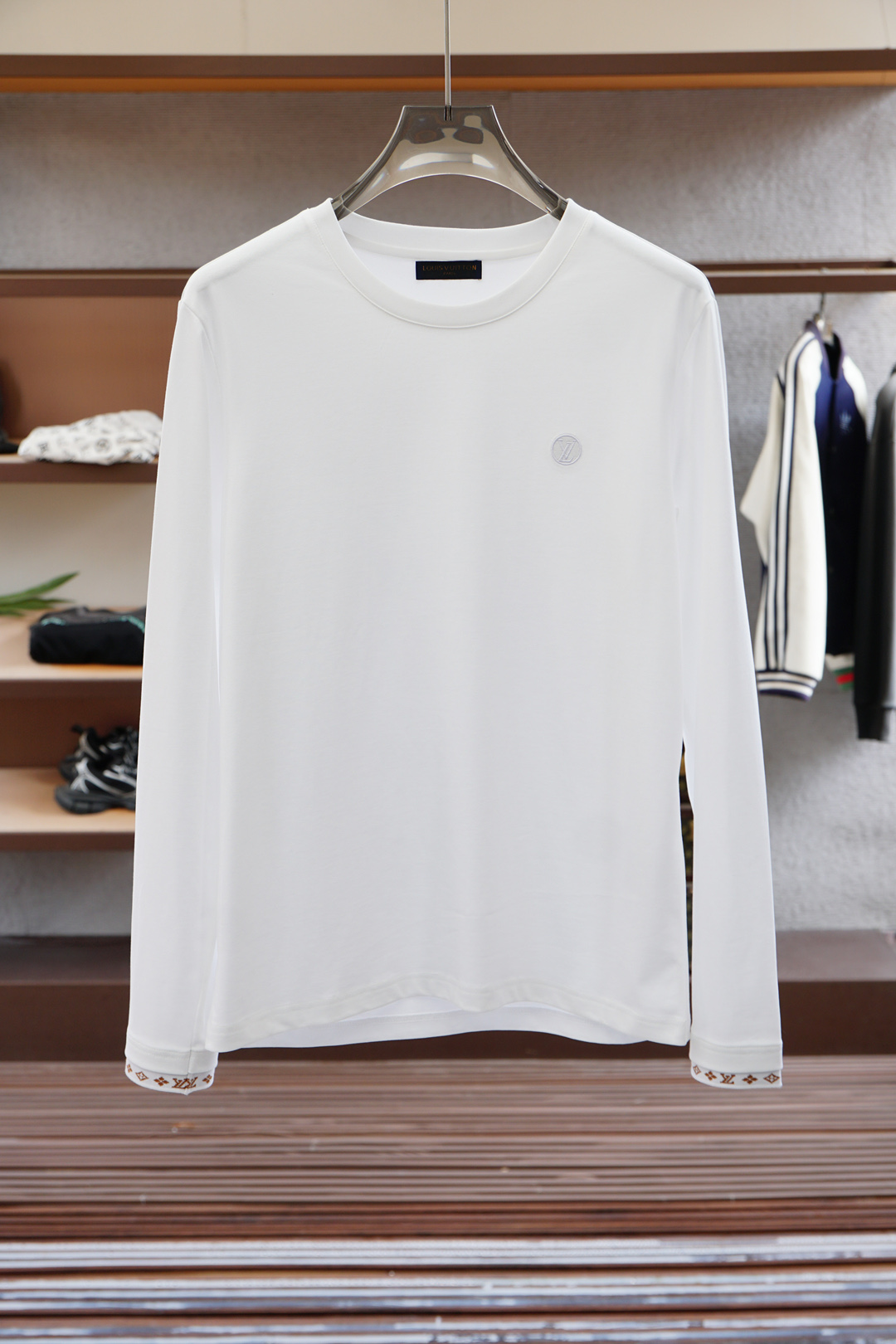 
LV 路意威登/2025秋冬新品，男士胸前经典CCLOGO刺绣基础款圆领长袖T恤打底衫！贸易公司渠道稀