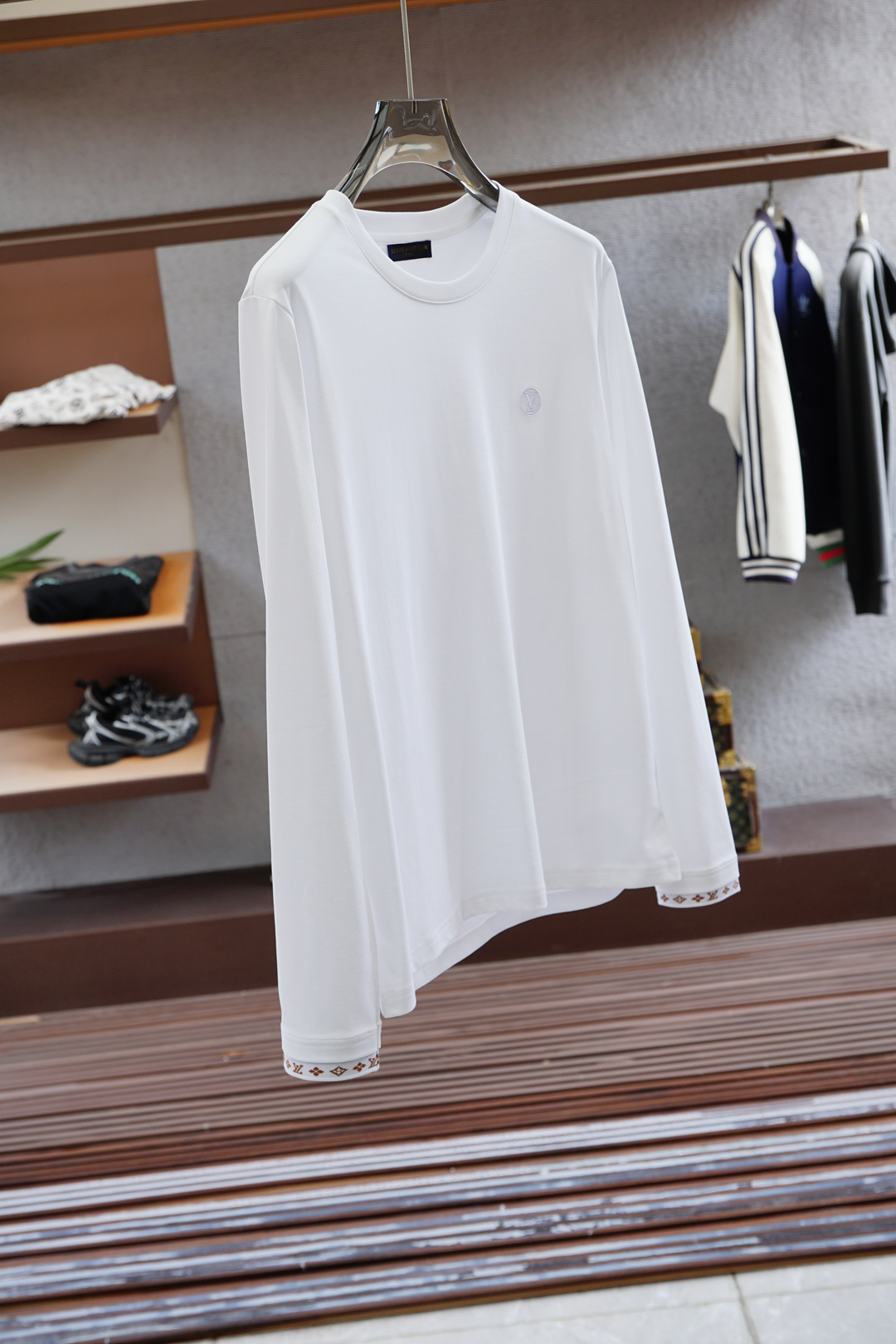 
LV 路意威登/2025秋冬新品，男士胸前经典CCLOGO刺绣基础款圆领长袖T恤打底衫！贸易公司渠道稀