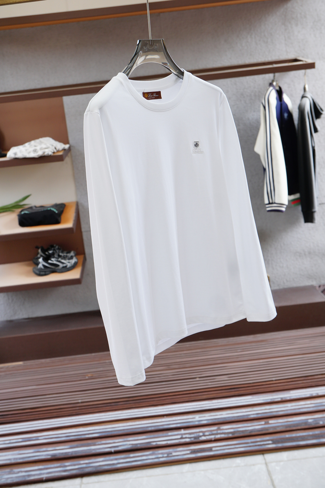 
lP🆕/2025秋冬新品，男士胸前经典CCLOGO刺绣基础款圆领长袖T恤打底衫！贸易公司渠道稀出，同步