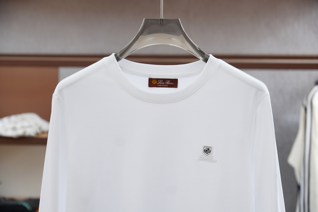 
lP🆕/2025秋冬新品，男士胸前经典CCLOGO刺绣基础款圆领长袖T恤打底衫！贸易公司渠道稀出，同步