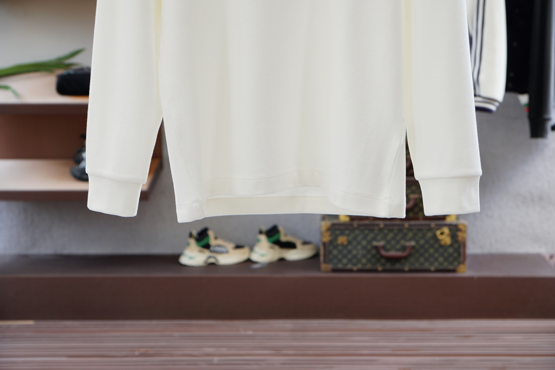 
lP🆕、1.1官网款，撞色条纹长袖平纹针织T恤
面料1：24S双纱特种纺织紧密棉 / 185G
面料2