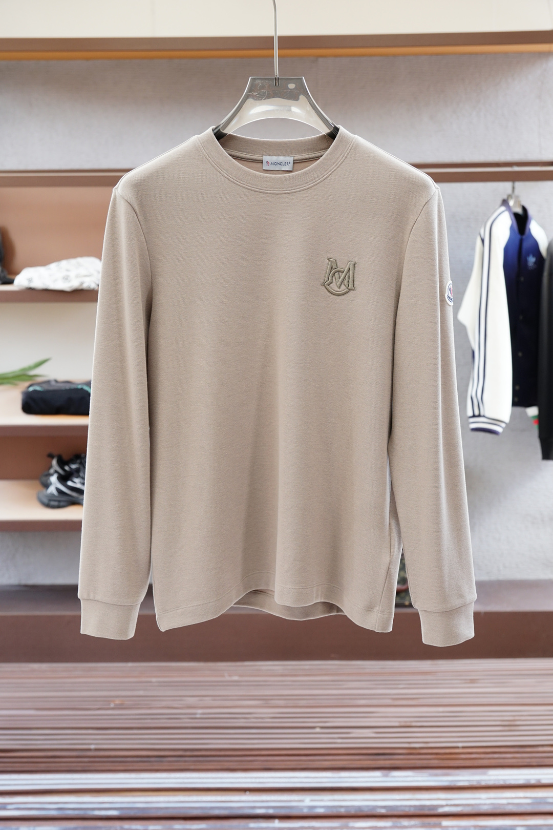 
蒙口/1.1官网款，撞色条纹长袖平纹针织T恤
面料1：24S双纱特种纺织紧密棉 / 185G
面料2：