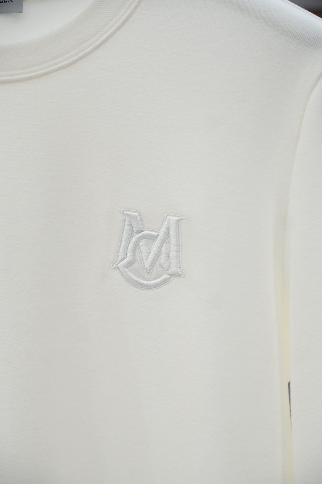 
蒙口/1.1官网款，撞色条纹长袖平纹针织T恤
面料1：24S双纱特种纺织紧密棉 / 185G
面料2：