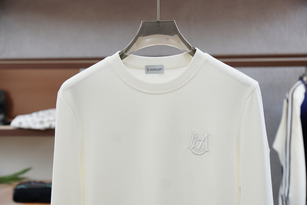 
蒙口/1.1官网款，撞色条纹长袖平纹针织T恤
面料1：24S双纱特种纺织紧密棉 / 185G
面料2：