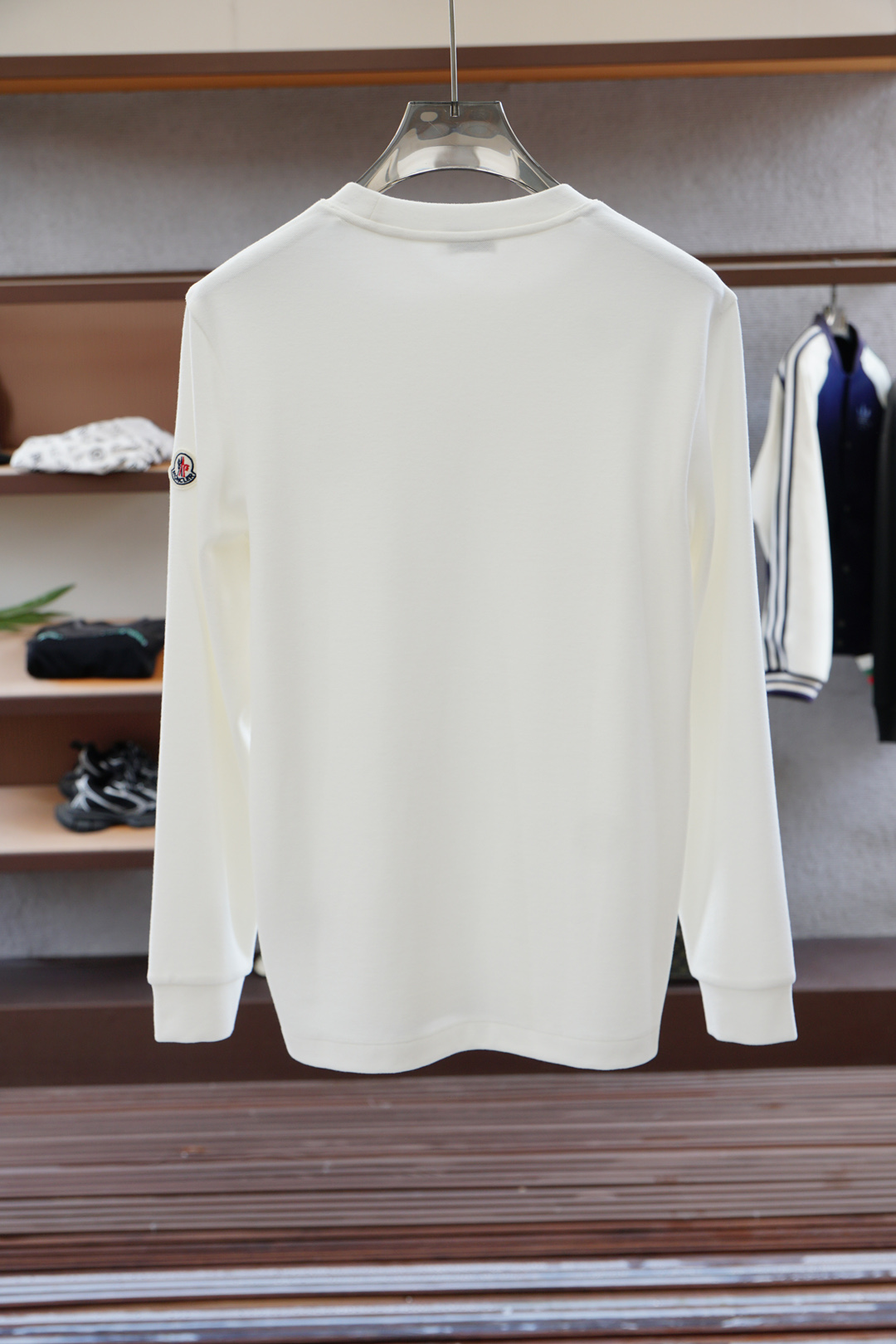 
蒙口/1.1官网款，撞色条纹长袖平纹针织T恤
面料1：24S双纱特种纺织紧密棉 / 185G
面料2：