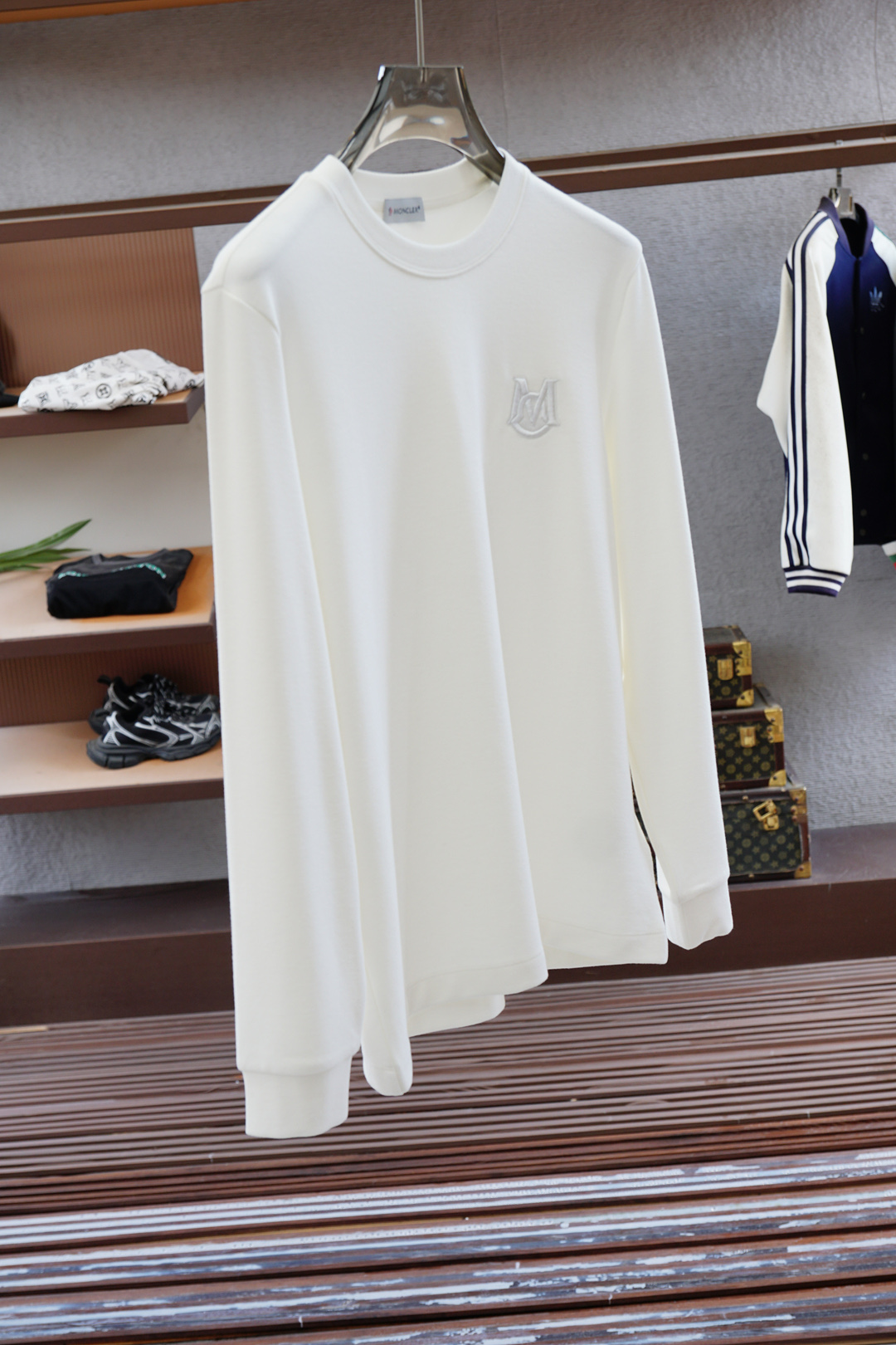 
蒙口/1.1官网款，撞色条纹长袖平纹针织T恤
面料1：24S双纱特种纺织紧密棉 / 185G
面料2：