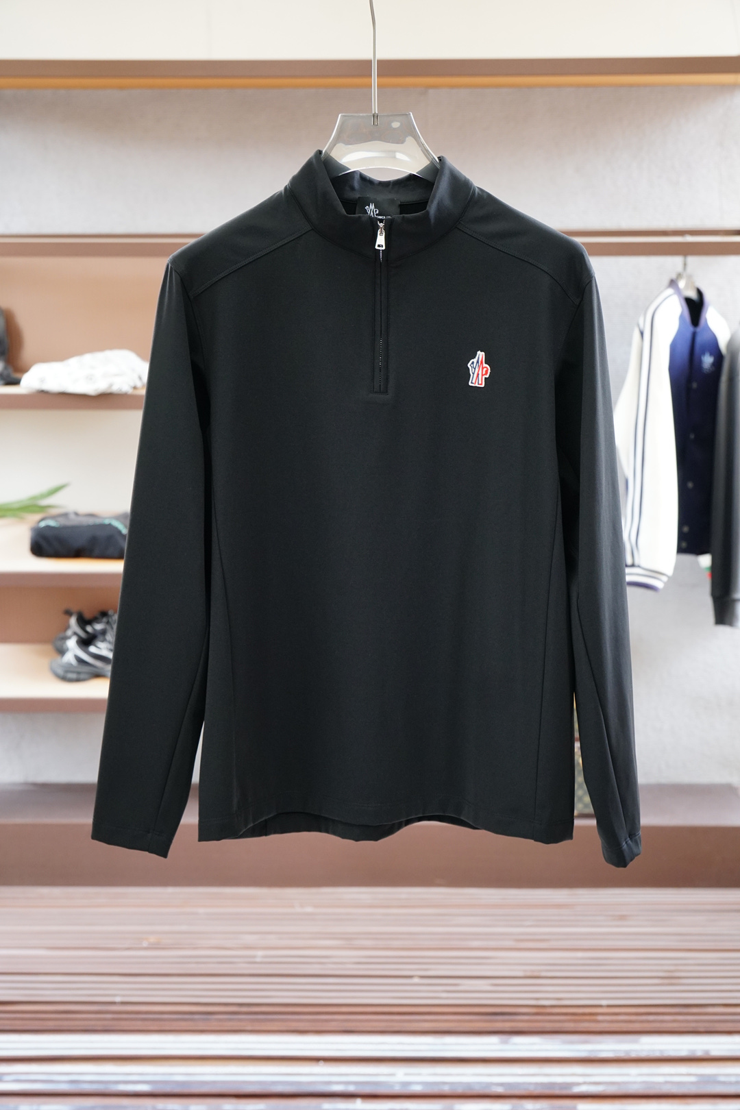 
蒙口/1.1官网款，撞色条纹长袖平纹针织T恤
面料1：24S双纱特种纺织紧密棉 / 185G
面料2：