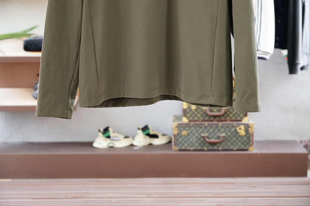 
蒙口/1.1官网款，撞色条纹长袖平纹针织T恤
面料1：24S双纱特种纺织紧密棉 / 185G
面料2：