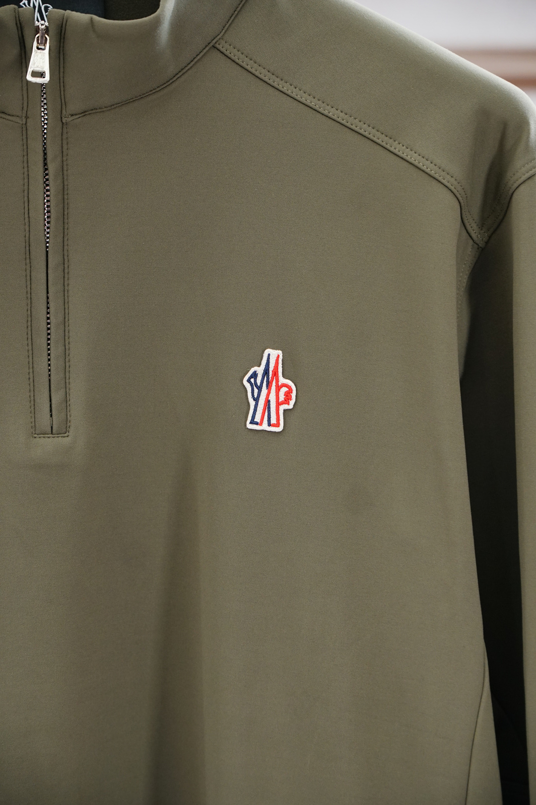 
蒙口/1.1官网款，撞色条纹长袖平纹针织T恤
面料1：24S双纱特种纺织紧密棉 / 185G
面料2：