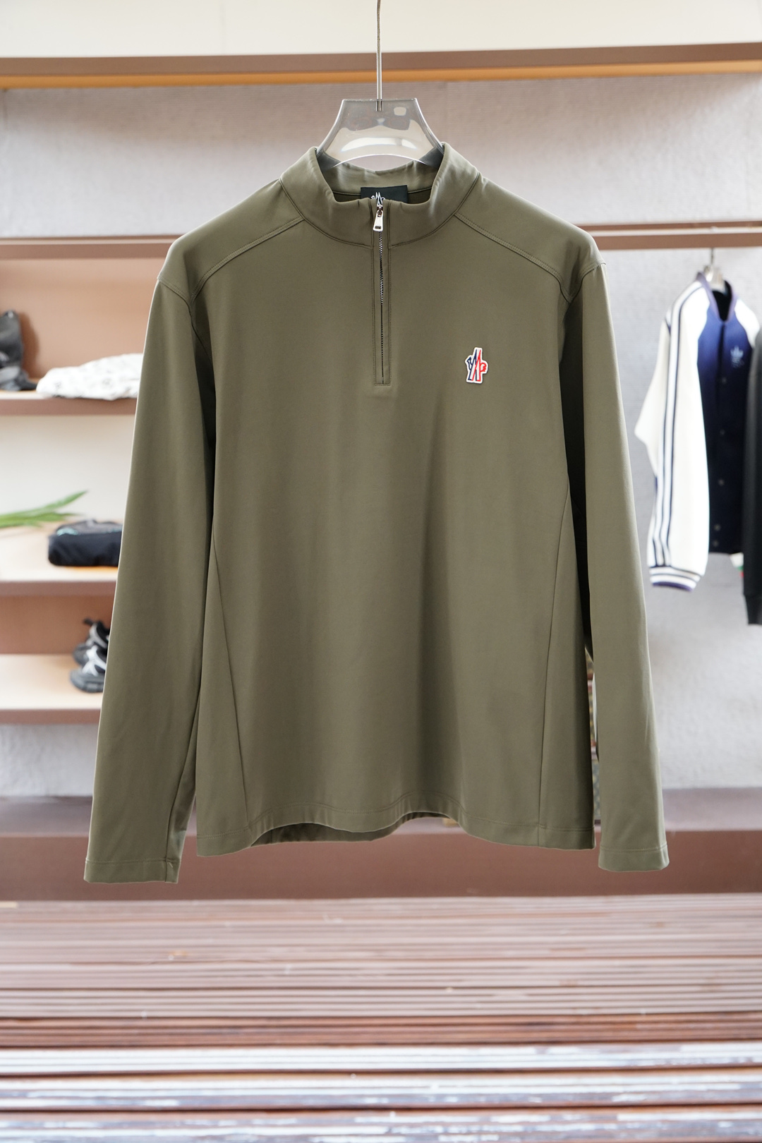 
蒙口/1.1官网款，撞色条纹长袖平纹针织T恤
面料1：24S双纱特种纺织紧密棉 / 185G
面料2：