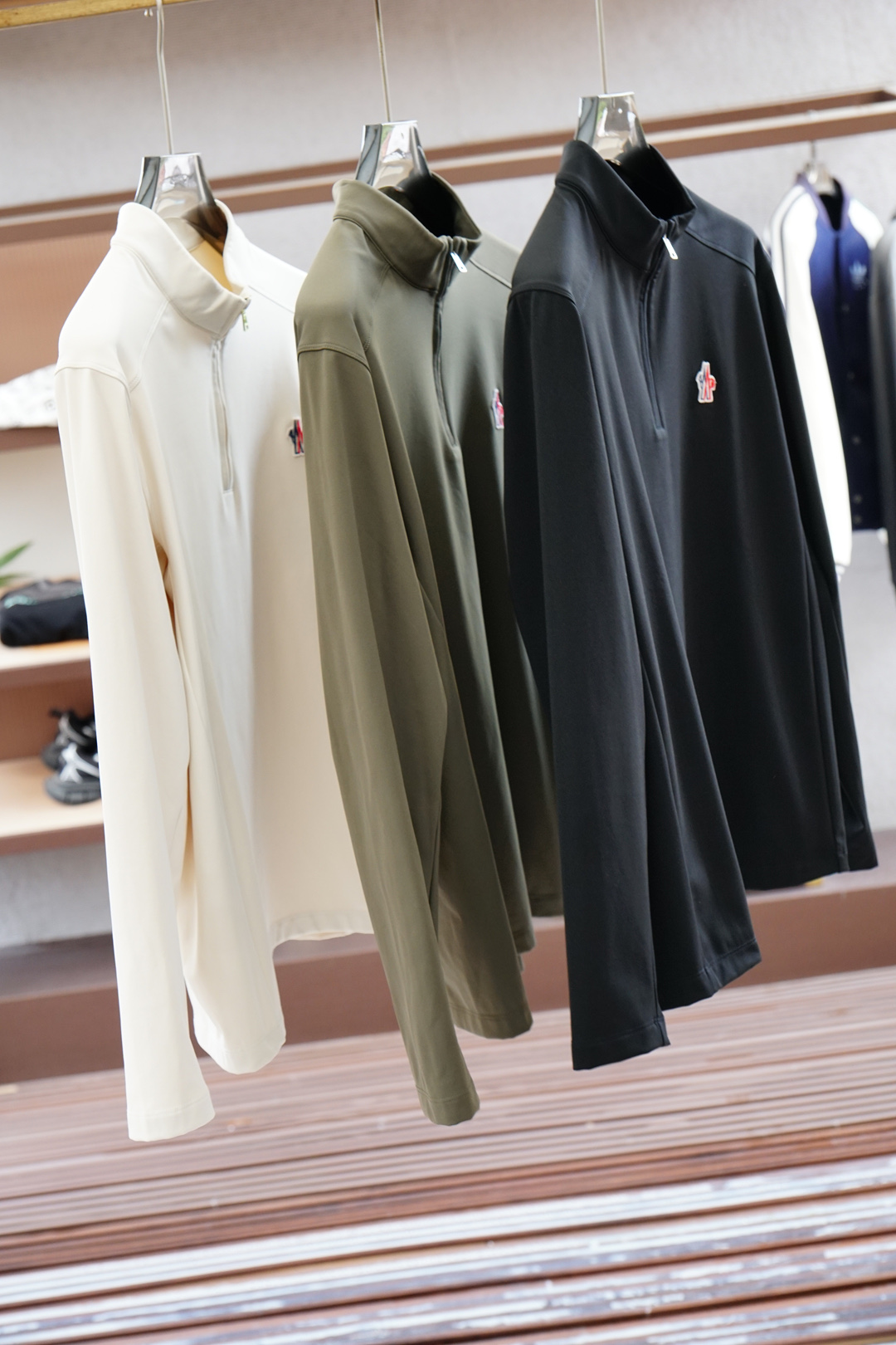 
蒙口/1.1官网款，撞色条纹长袖平纹针织T恤
面料1：24S双纱特种纺织紧密棉 / 185G
面料2：