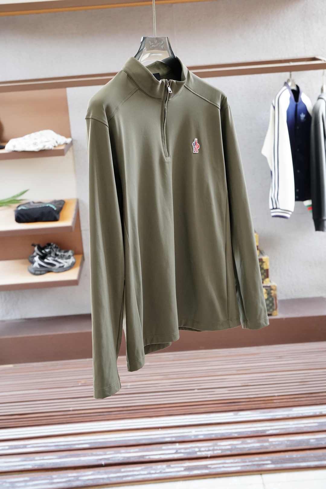 
蒙口/1.1官网款，撞色条纹长袖平纹针织T恤
面料1：24S双纱特种纺织紧密棉 / 185G
面料2：