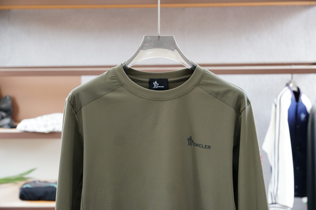 
蒙口/1.1官网款，撞色条纹长袖平纹针织T恤
面料1：24S双纱特种纺织紧密棉 / 185G
面料2：