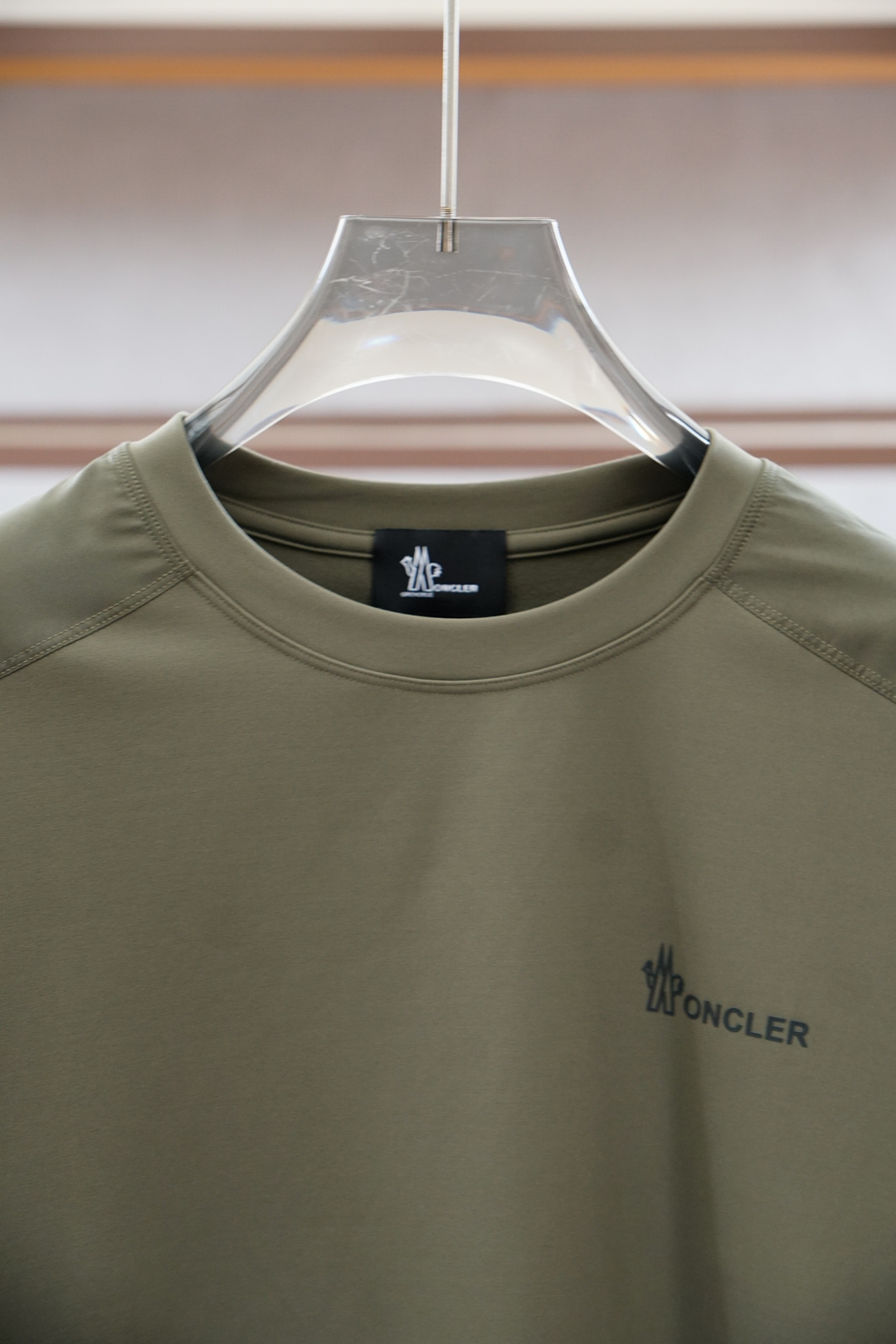 
蒙口/1.1官网款，撞色条纹长袖平纹针织T恤
面料1：24S双纱特种纺织紧密棉 / 185G
面料2：