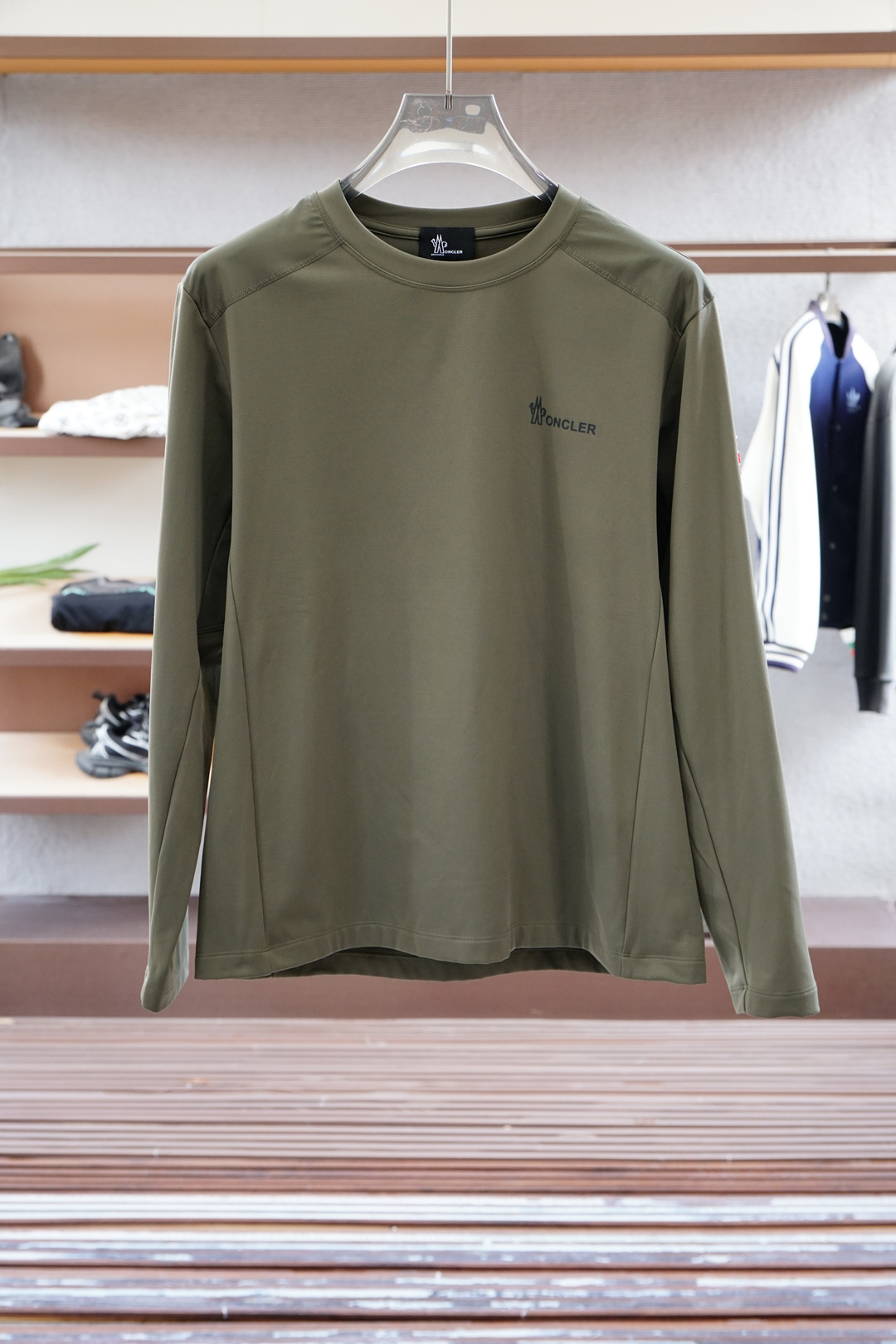 
蒙口/1.1官网款，撞色条纹长袖平纹针织T恤
面料1：24S双纱特种纺织紧密棉 / 185G
面料2：