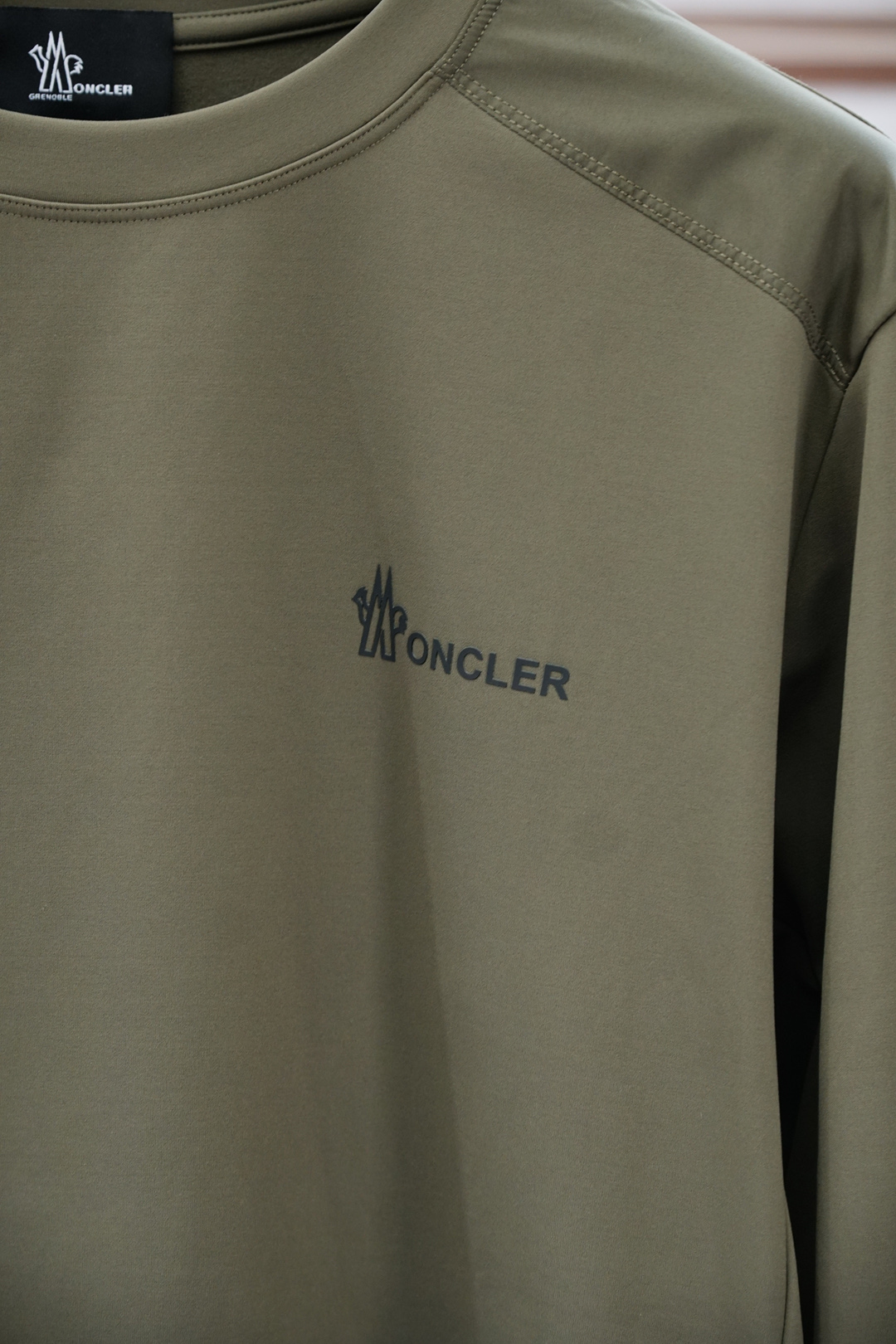 
蒙口/1.1官网款，撞色条纹长袖平纹针织T恤
面料1：24S双纱特种纺织紧密棉 / 185G
面料2：