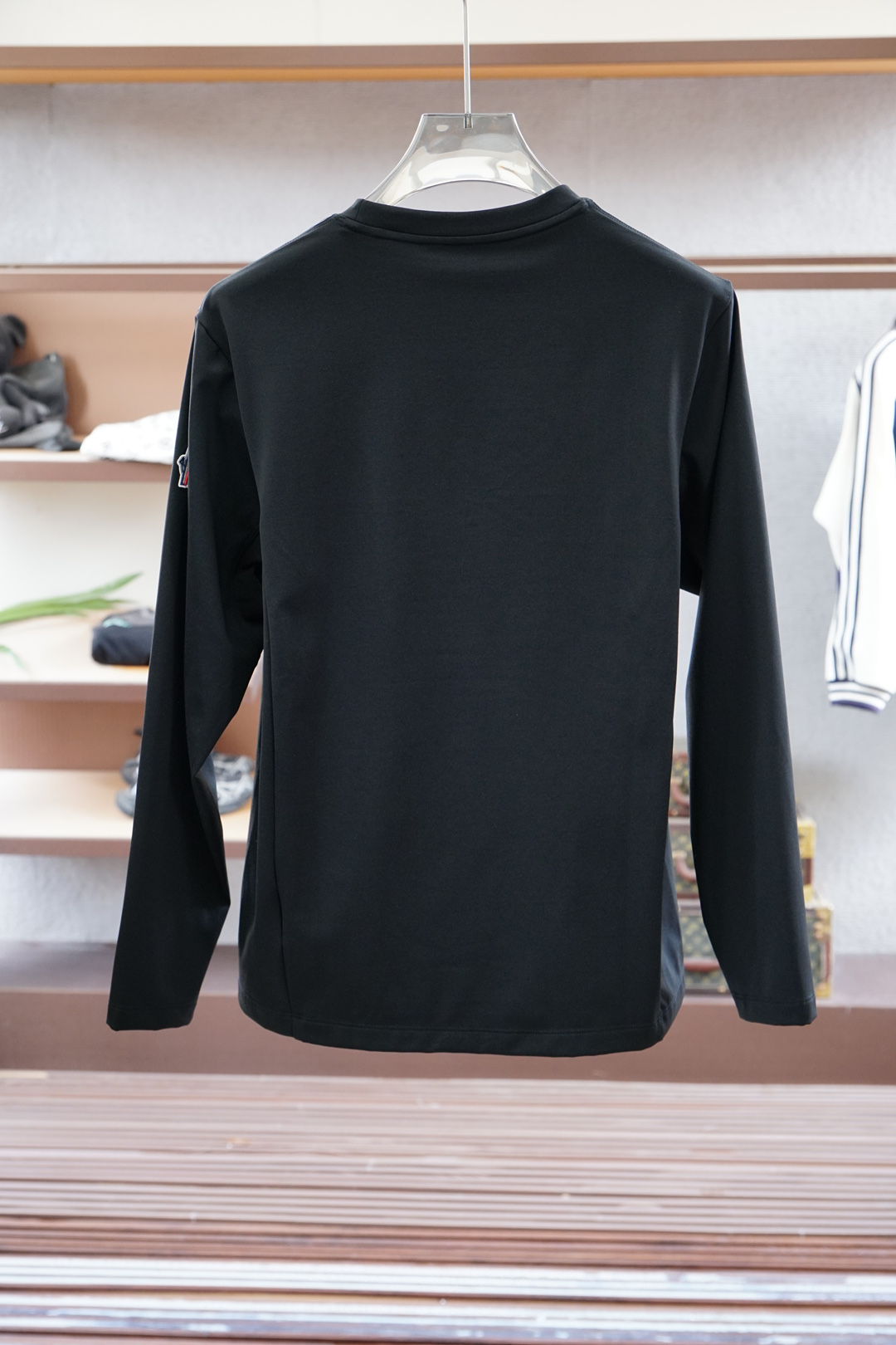 
蒙口/1.1官网款，撞色条纹长袖平纹针织T恤
面料1：24S双纱特种纺织紧密棉 / 185G
面料2：