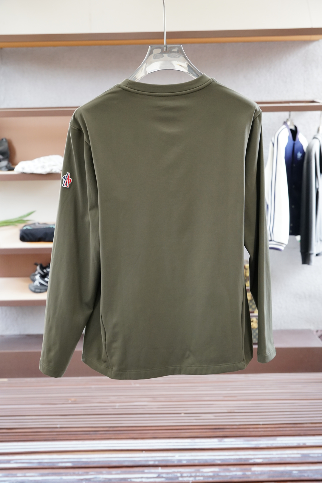 
蒙口/1.1官网款，撞色条纹长袖平纹针织T恤
面料1：24S双纱特种纺织紧密棉 / 185G
面料2：