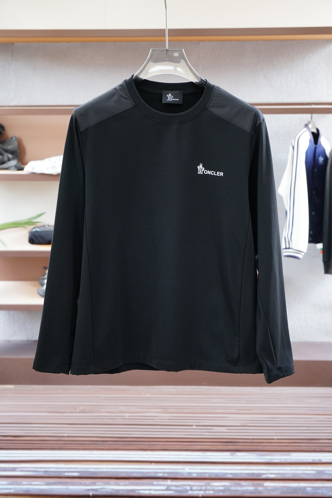 
蒙口/1.1官网款，撞色条纹长袖平纹针织T恤
面料1：24S双纱特种纺织紧密棉 / 185G
面料2：