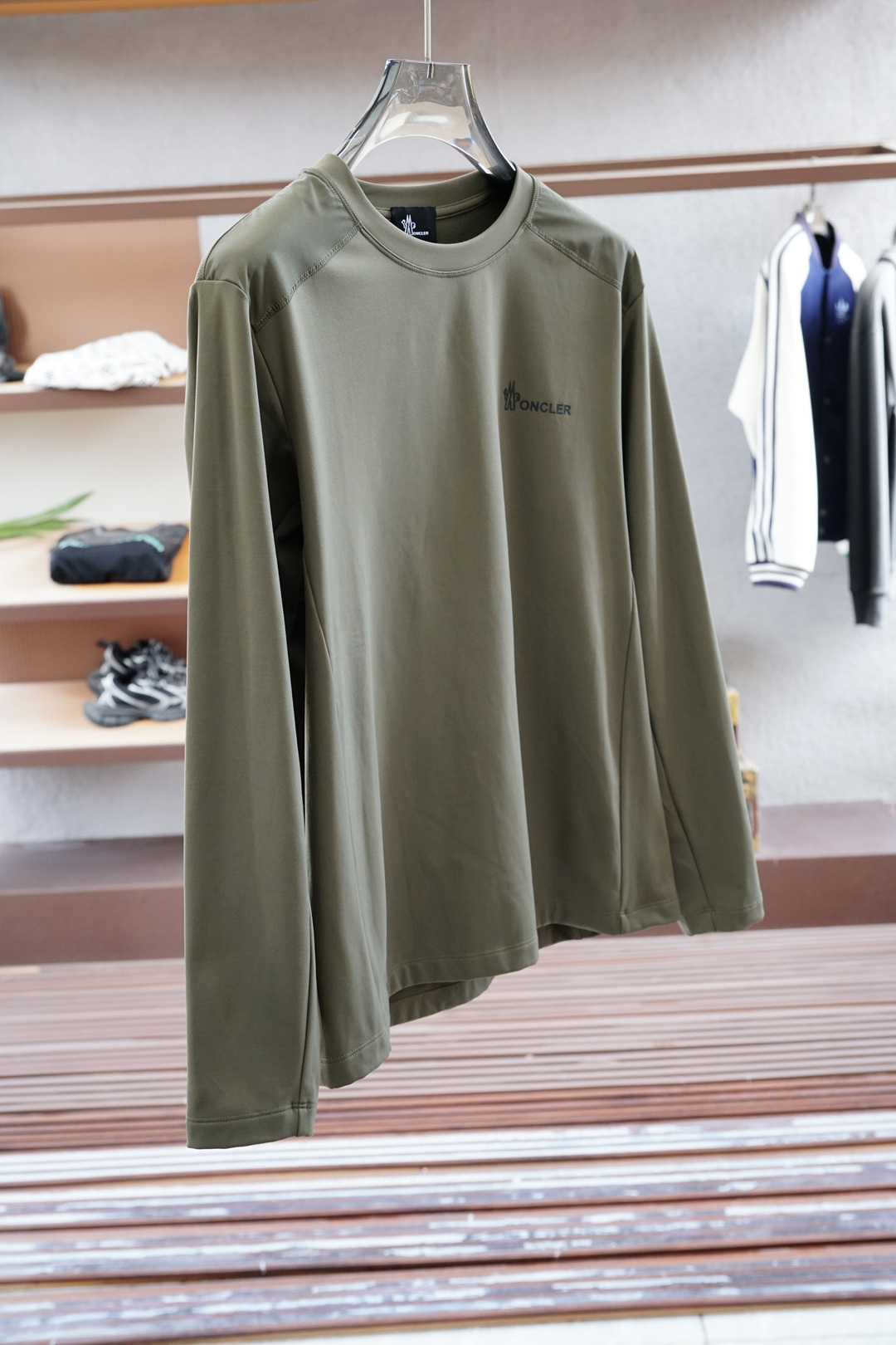 
蒙口/1.1官网款，撞色条纹长袖平纹针织T恤
面料1：24S双纱特种纺织紧密棉 / 185G
面料2：