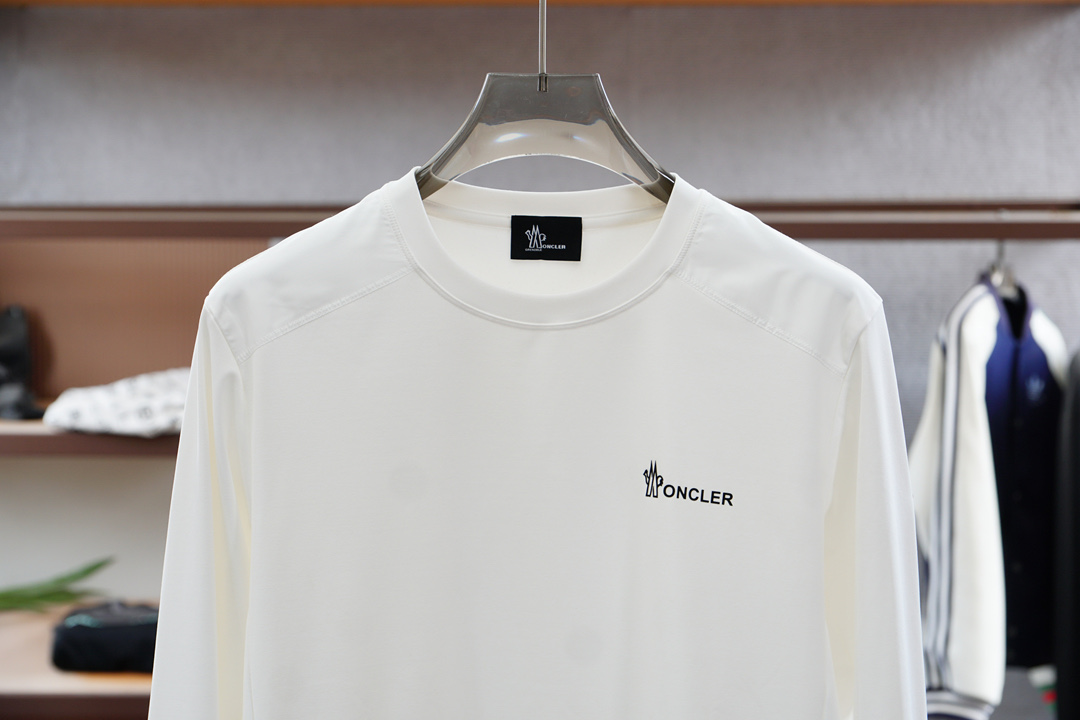 
蒙口11.1官网款，撞色条纹长袖平纹针织T恤
面料1：24S双纱特种纺织紧密棉 / 185G
面料2：